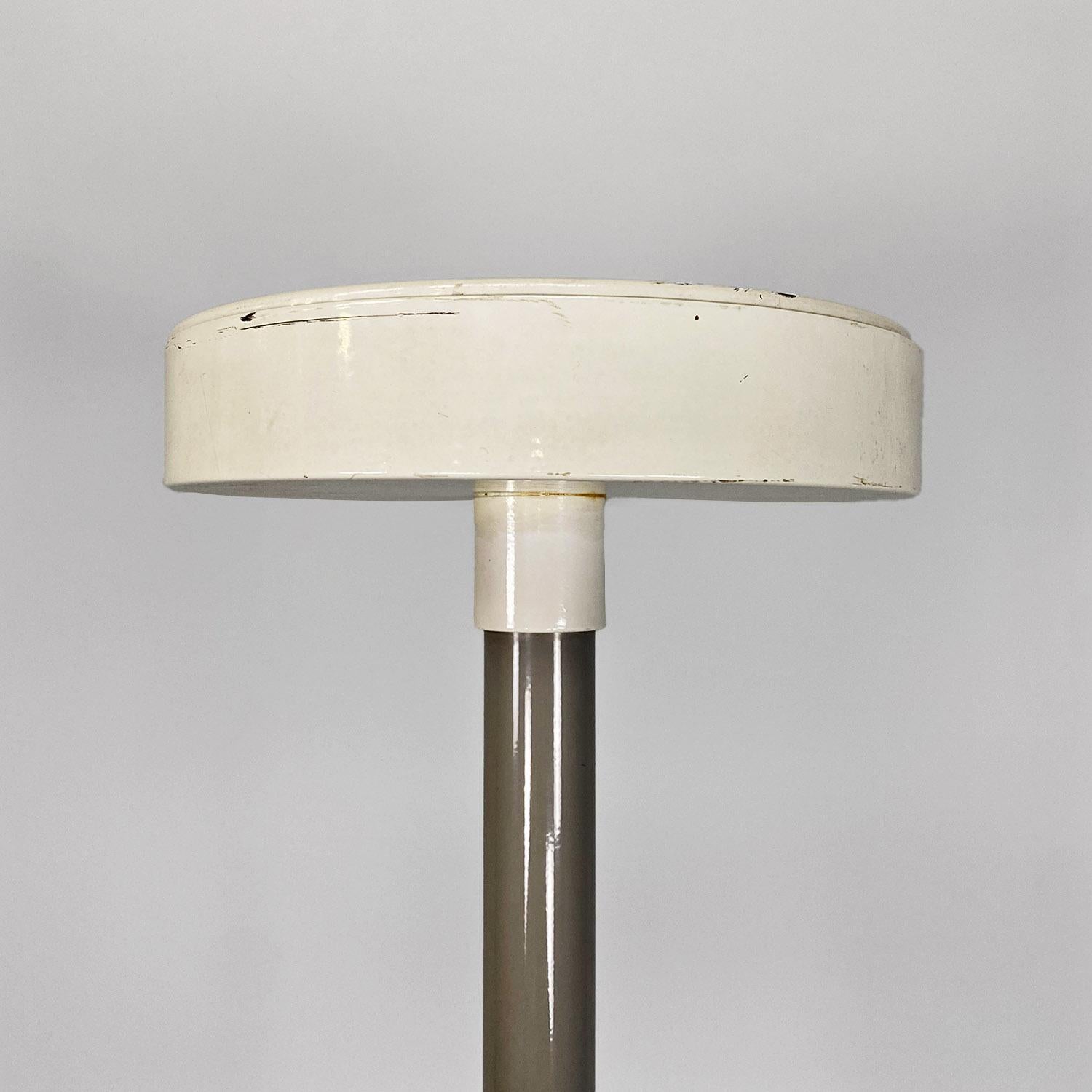Italian modern grey and white metal floor lamp by Sottsass for Bieffeplast 1980s In Good Condition For Sale In MIlano, IT