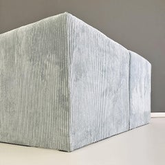 Sofá moderno italiano de cinco módulos en terciopelo gris-azul, años 70