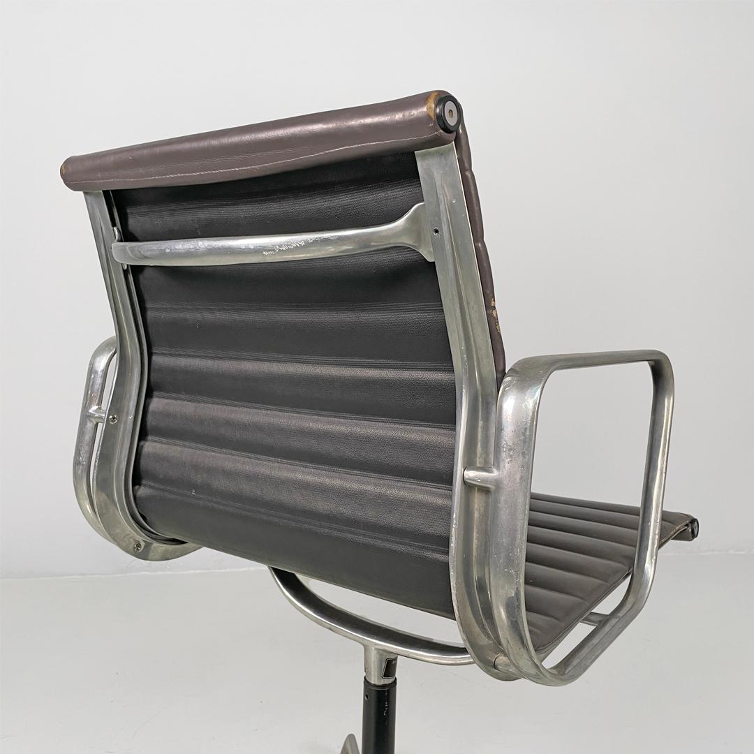 Italian modern grey leather office chair by Charles and Ray Eames for ICF, 1970s (Moderne) im Angebot