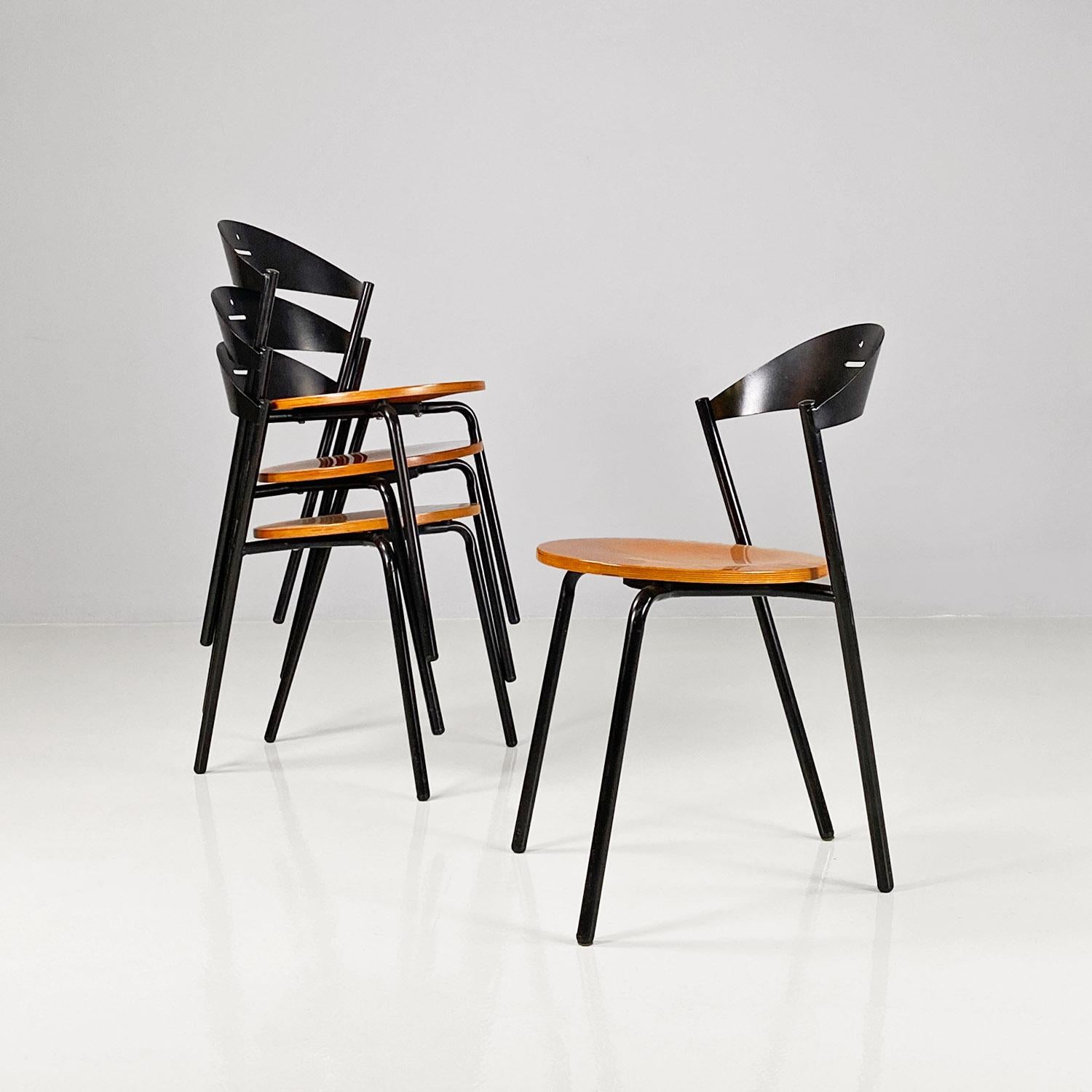 Ensemble moderne italien de quatre chaises Fly Line en métal gris, laiton et bois massif, années 1980.
Les chaises du modèle Fly Line ont une structure métallique gris foncé, ainsi que le dossier, tandis que l'assise est ronde et en bois massif,