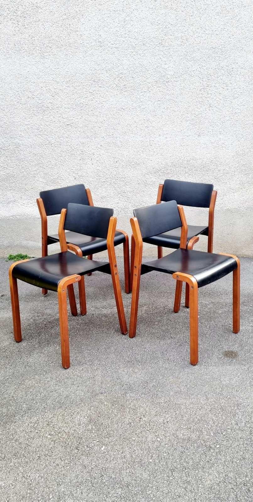 Rare set of 4 Italian modern Gruppo model chairs designed by De Pas, D'Urbino and Lomazzi for Bellato in 1979.
Chairs mod. Group with light wood structure with square section legs and curved seat and back in black wood.
Designed by the DDL group