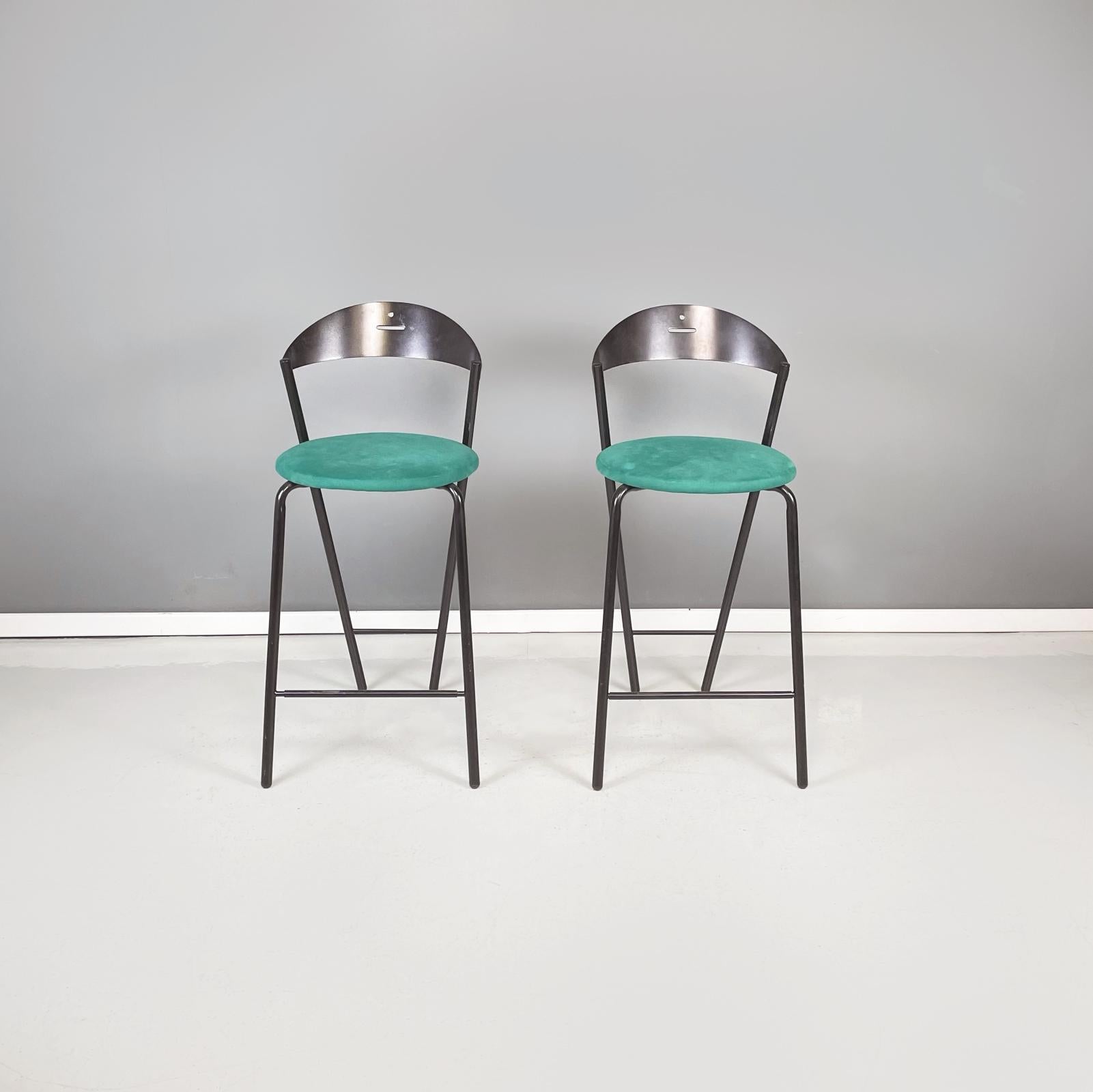 Italian modern High bar stools by Fly Line in black metal and green velvet, 1980s
Pair of high bar stools with round seat in aquamarine green velvet. The backrest is in curved and black painted metal. The legs of the stool are in black painted