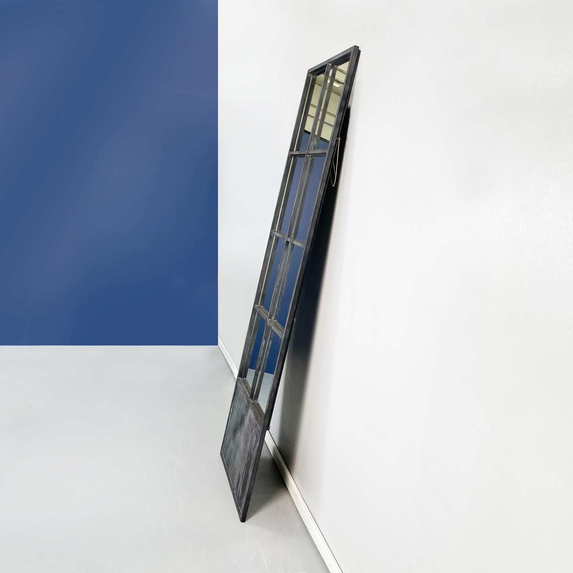 Italienischer moderner hochrechteckiger Spiegel aus schwarzem Metall, 1990er Jahre
Rechteckiger Spiegel mit schwarz lackierter Eisenstruktur. Der Spiegel ist durch Stäbe mit quadratischem Querschnitt in 8 Teile unterteilt. Im unteren Teil des