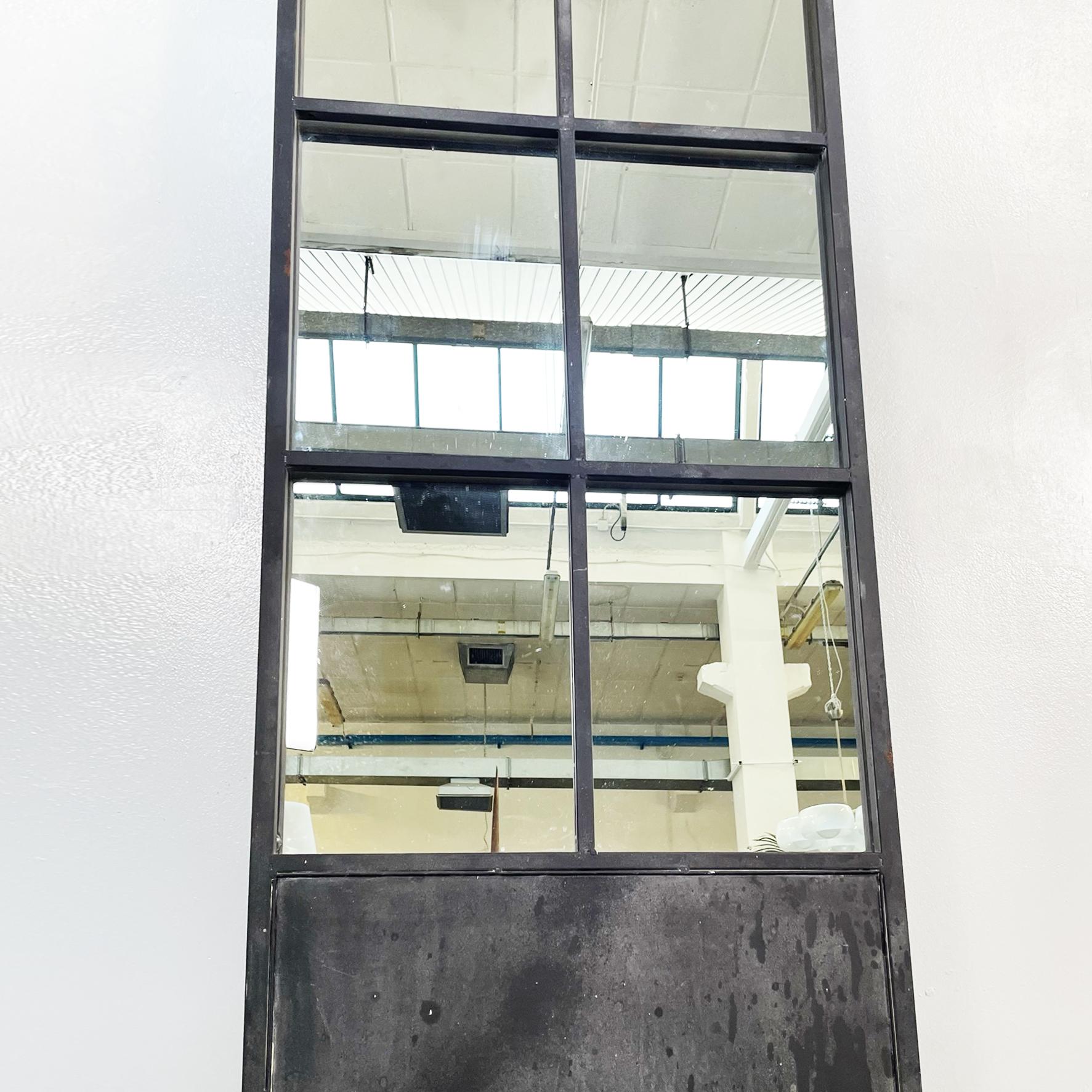 Italienischer moderner, hoher, rechteckiger Spiegel aus schwarzem Metall, 1990er Jahre im Angebot 2