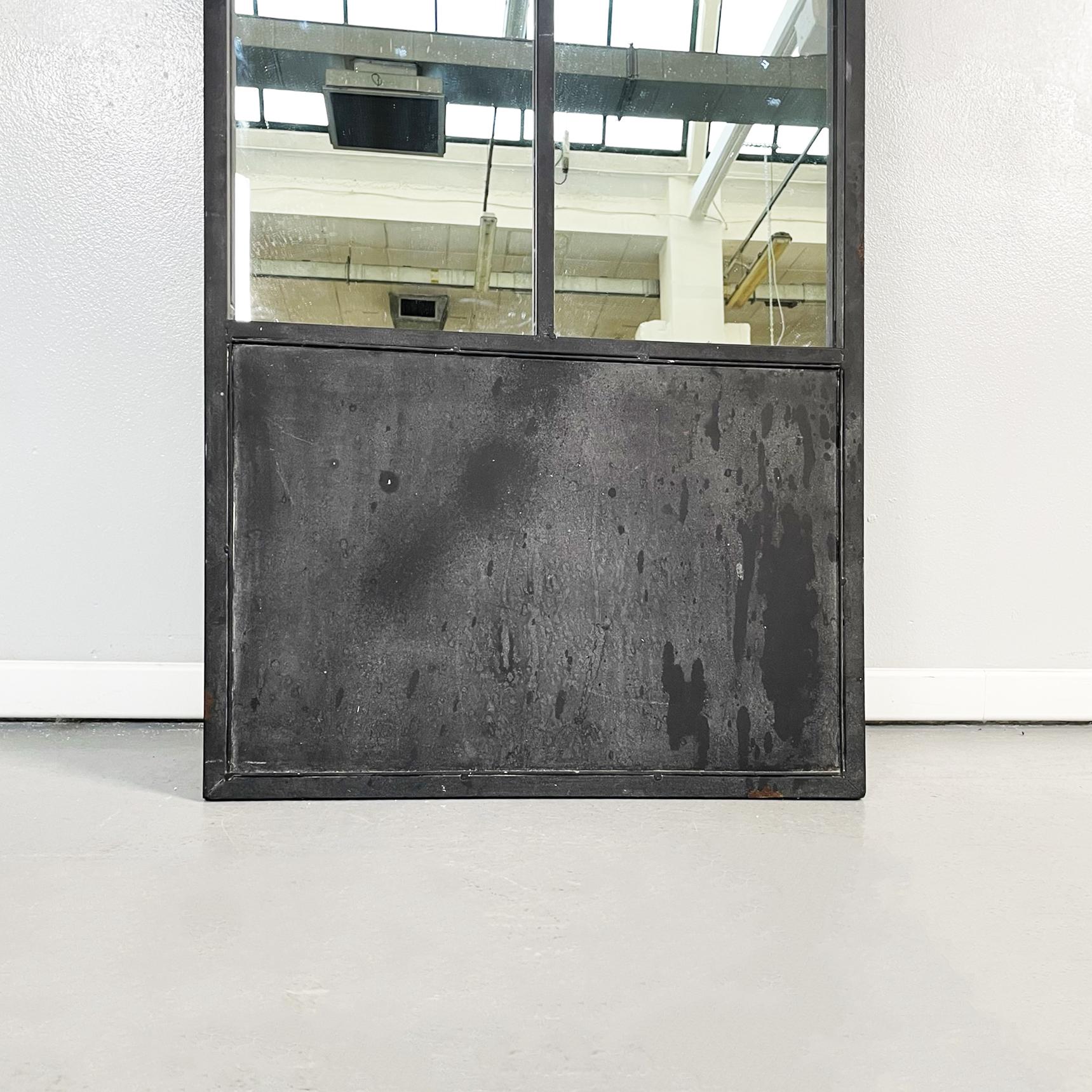 Italienischer moderner, hoher, rechteckiger Spiegel aus schwarzem Metall, 1990er Jahre im Angebot 3