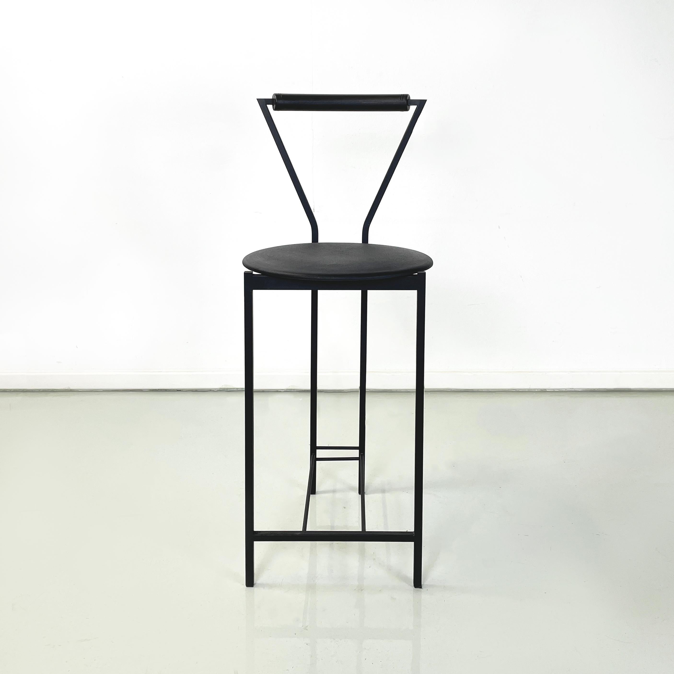 Italian modern high stool in black metal and rubber, 1980s
High bar stool with round seat in black rubber. The backrest is composed of a black painted metal structure with a square section, wrapped in the upper part by a black rubber cylinder. Black
