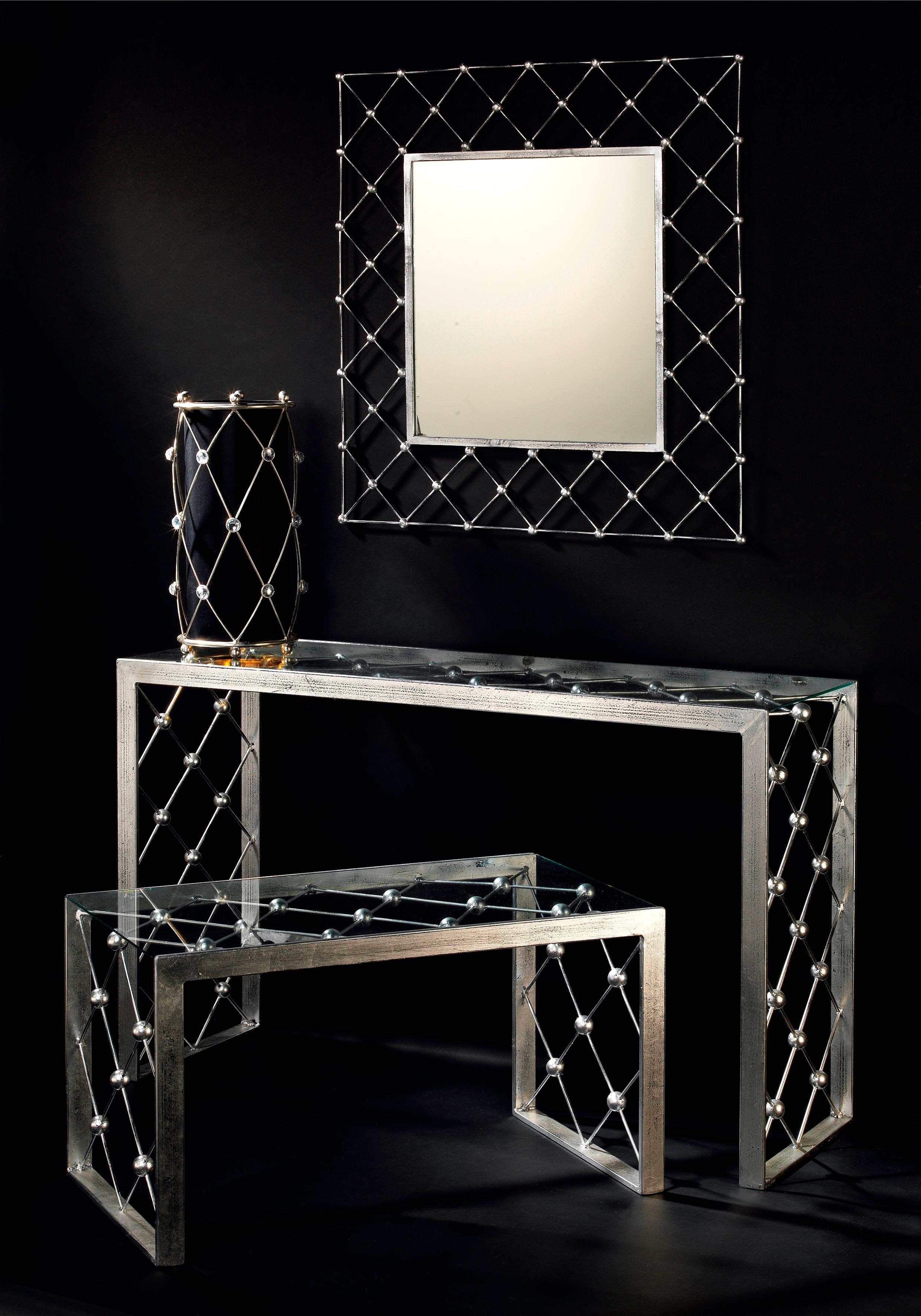 Sehr stilvolle zeitgenössische gebürstetem Schmiedeeisen Gitter Sofa / Hall Tisch, ganz in Italien mit Industrial Home Interior Design gemacht, die verflochtenen Rahmen aus einem gut gearbeiteten Gitter durchbrochene mit erheblichen Metallkugeln an
