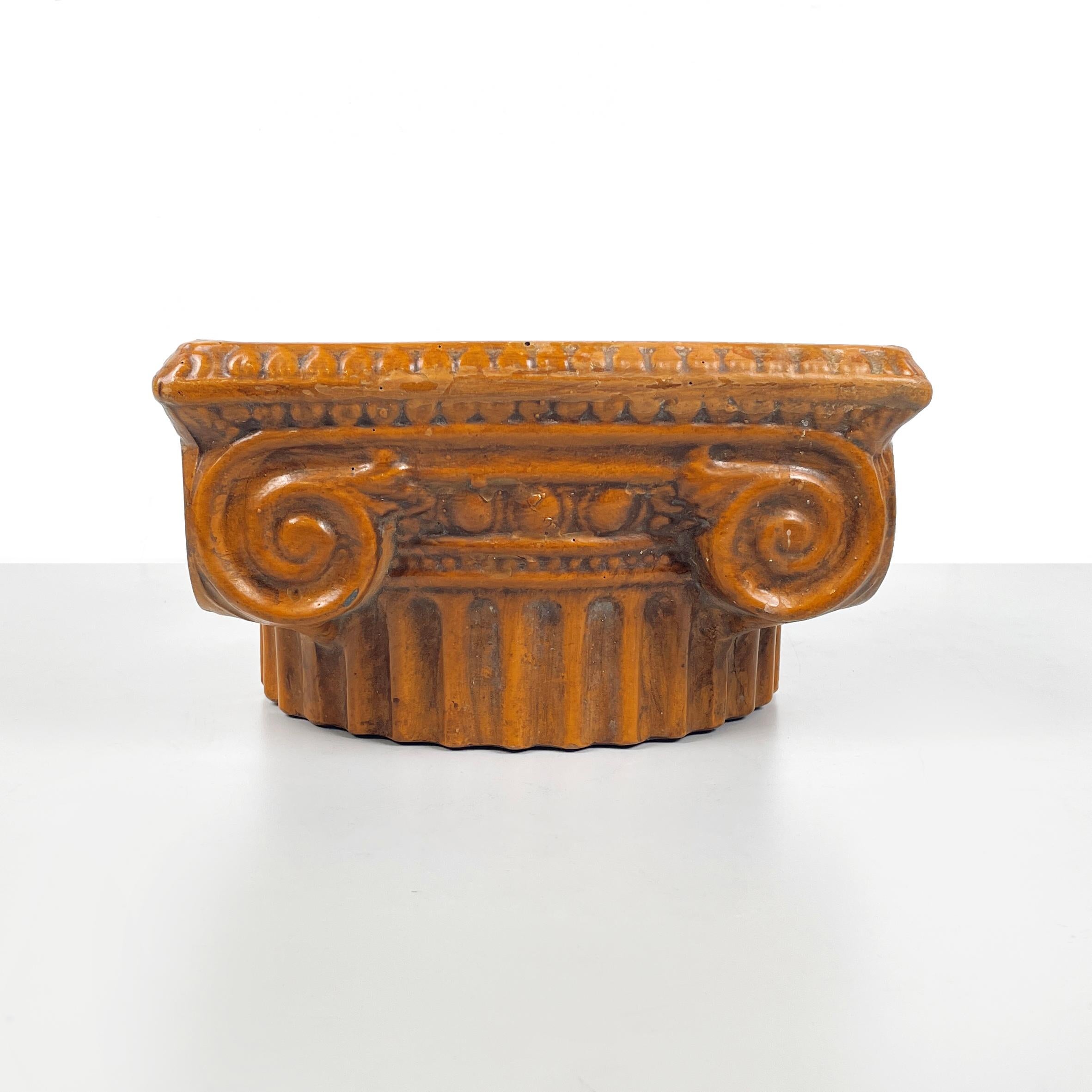 Italienische moderne ionische Kapitellschale aus brauner Keramik, 1980er Jahre
Eleganter runder Sockel aus braun lackierter Keramik im Vintage-Stil. Die Schale hat die Form eines ionischen Kapitells.
Sie stammt aus dem Jahr 1980.
Guter Zustand,