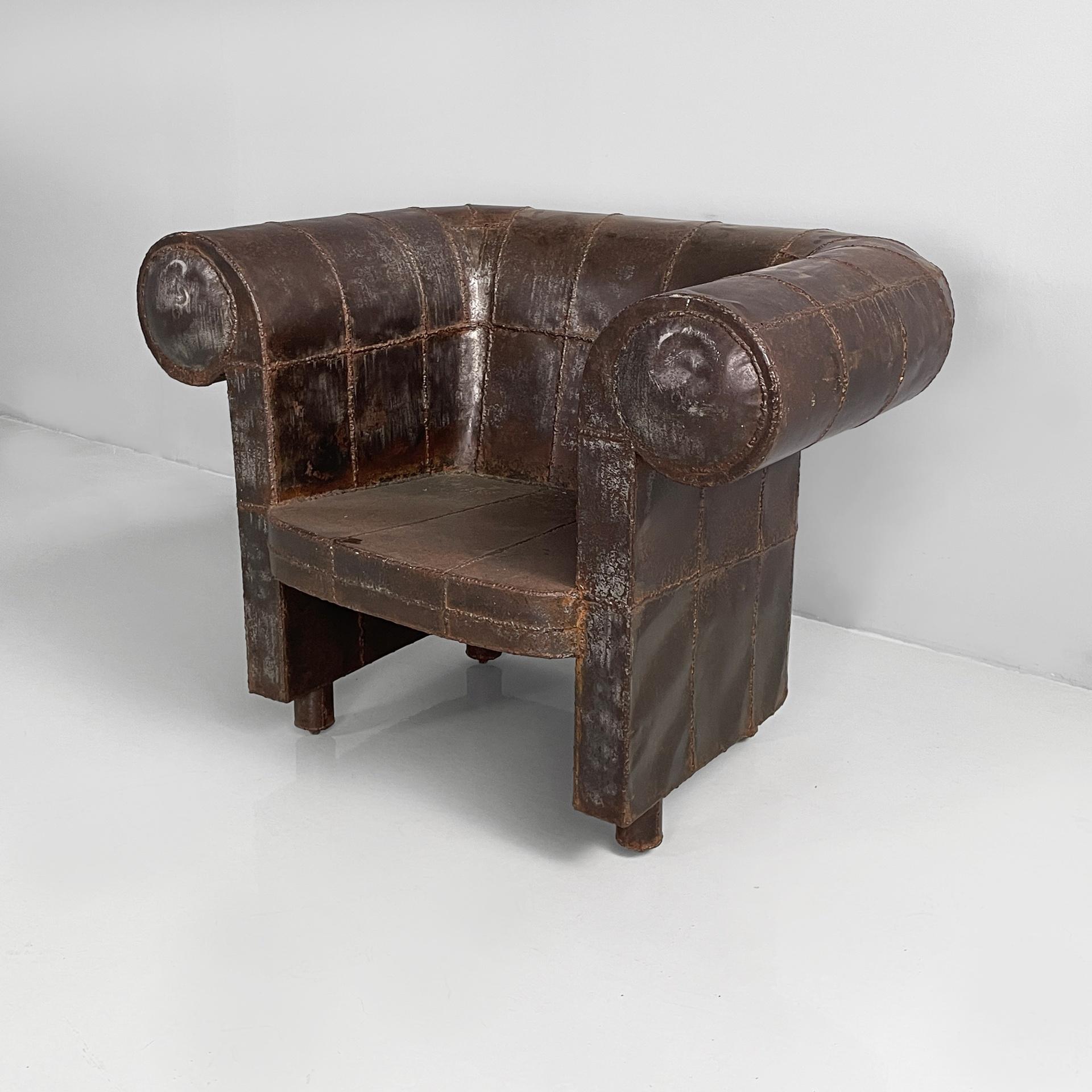Italian modern iron armchair by Anacleto Spazzapan, 1990s
Sculptural, vintage and unique armchair entirely made of iron. The backrest and the armrests, which have the same height, have a rounded shape. Square seat with rounded corners. Cylindrical
