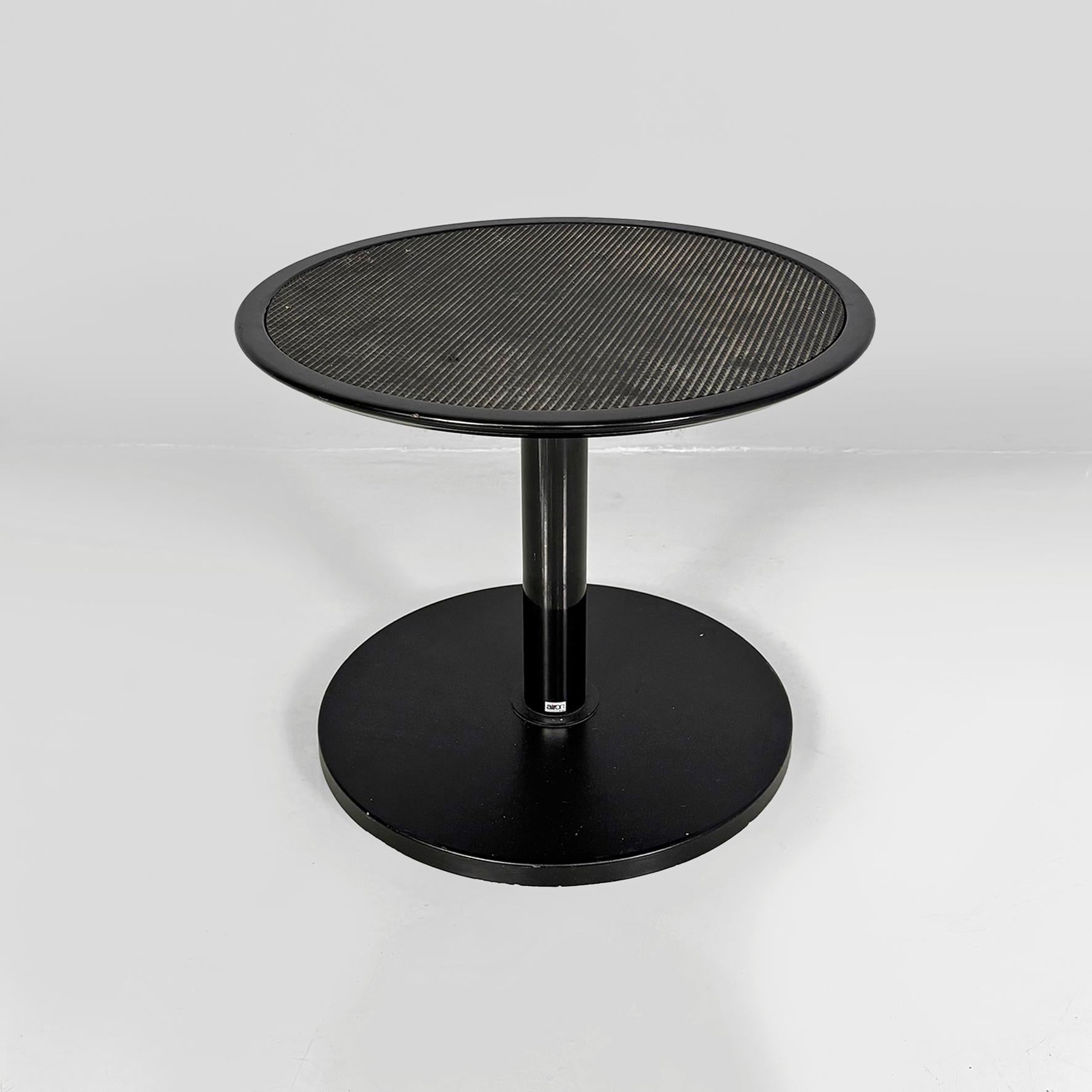 Table basse ronde en fer moderne italienne par Forme e Funzioni pour Airon, années 1980.
Table basse ronde entièrement en fer avec un plateau recouvert de caoutchouc.
Cadre en métal peint en noir et base ronde.
Produit par Ane dans les années 1980