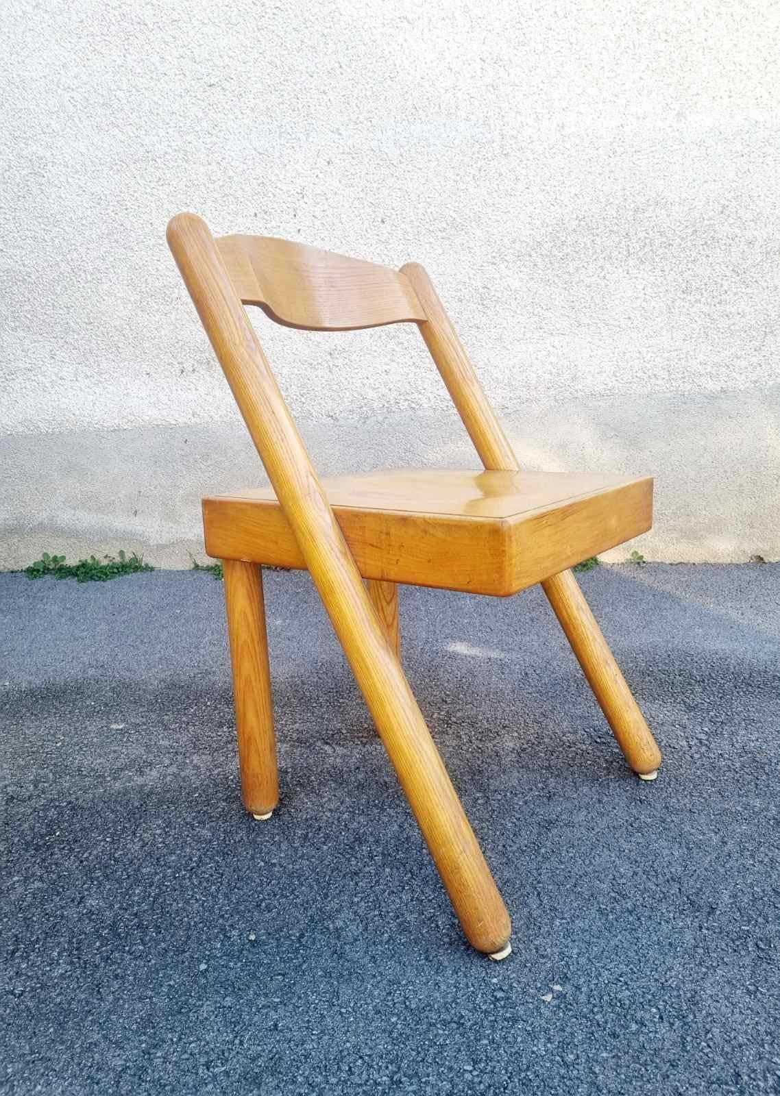 Rare chaise conçue par Roberto Pamio et Renato Toso en 1972 pour Stilwood Italie. 

Véritable raffinement de l'archétype de la chaise, le dossier incliné et en retrait par rapport à l'habituel, confère à la chaise un grand confort.

Fabriqué en bois