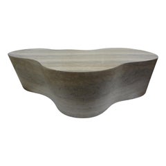 Mesa de centro biomorfa italiana moderna estilo Karl Springer de travertino