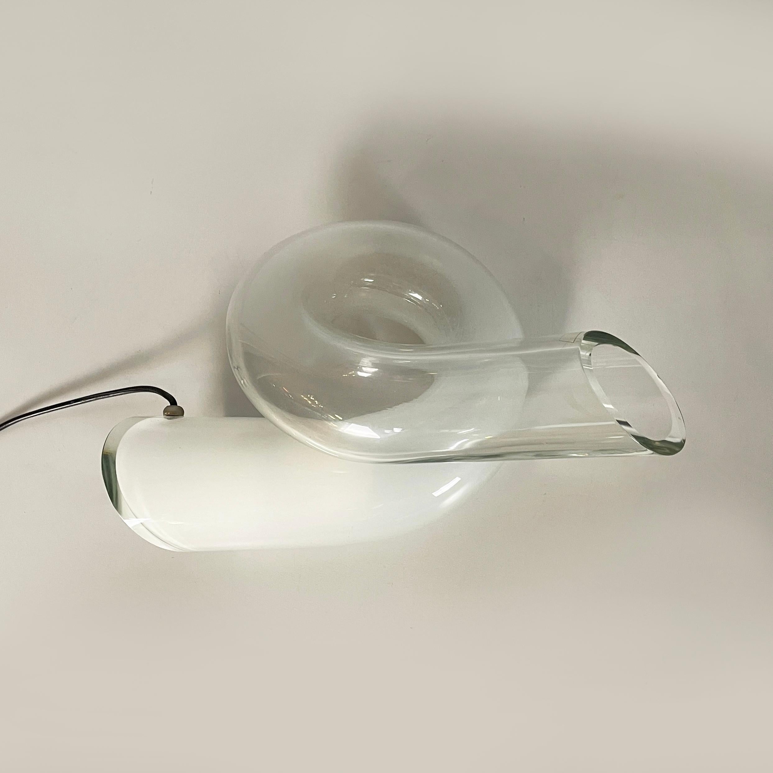 Italienische moderne geknotete Tischlampe aus Opalglas und transparentem Glas, 1980er Jahre (Moderne) im Angebot