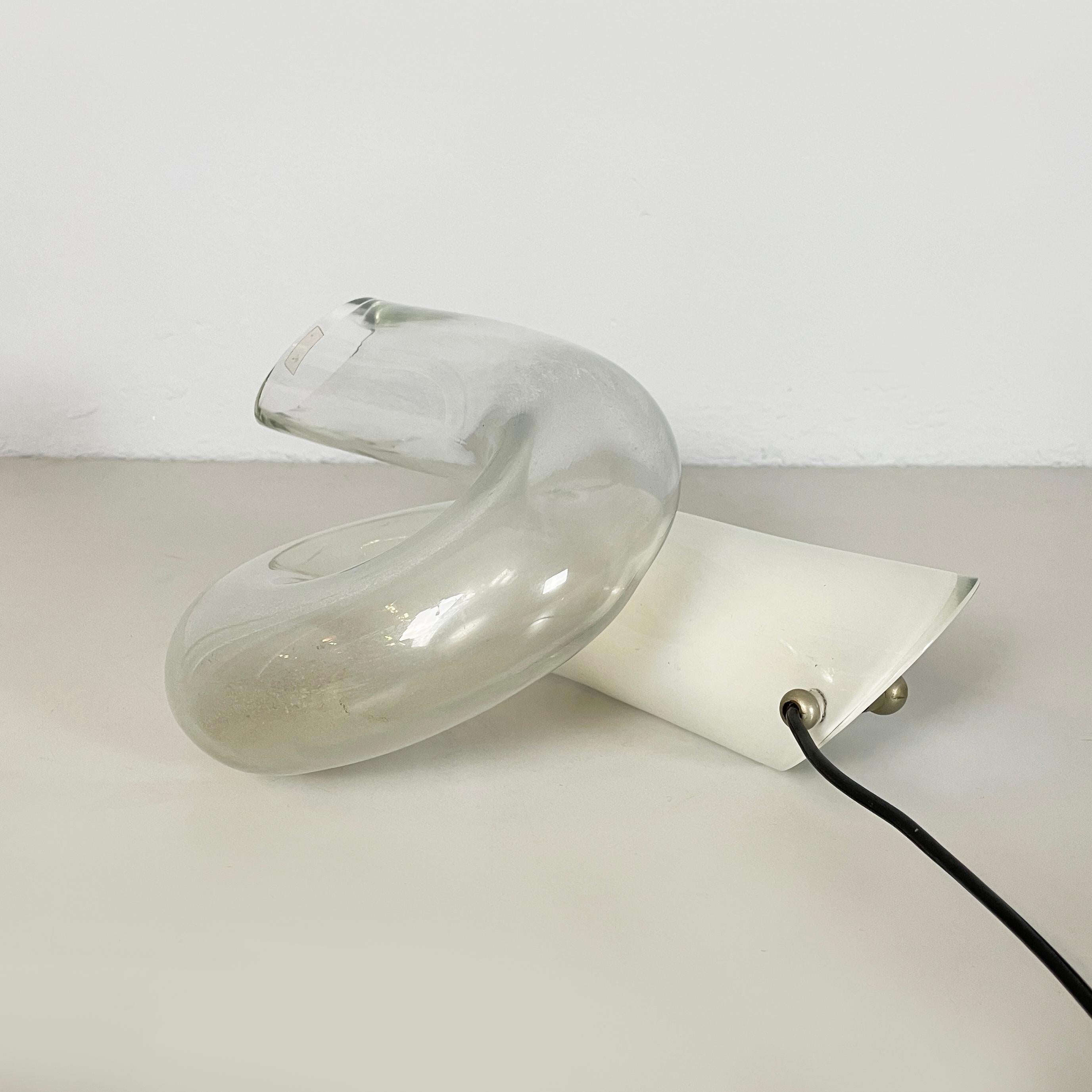 Lampe de table nouée moderne italienne en verre opalin et transparent, 1980 en vente 1