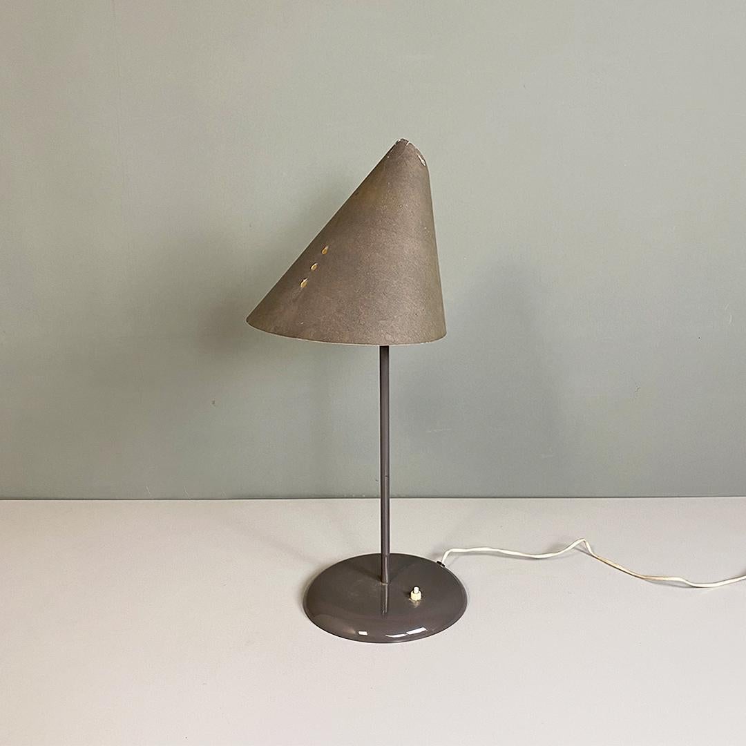 Italian modern grey metal and paper La Lune Sous Le Chapeau table lamp by Man Ray for Sirrah, 1980s.
La Lune Sous Le Chapeau model table lamp, with a round base and central stem in metal with a gray finish, support for a small conical paper