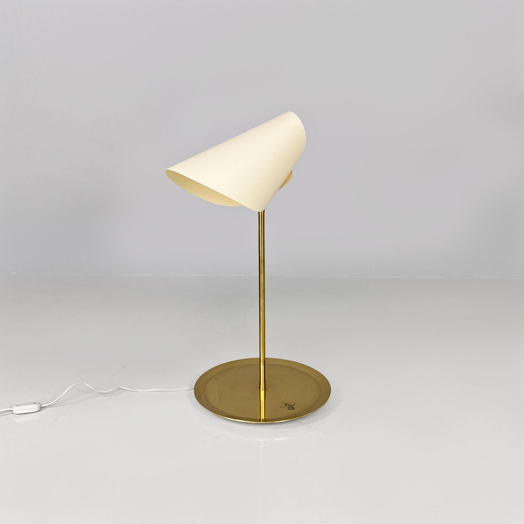 Italian modern brass and paper La Lune Sous Le Chapeau table lamp by Man Ray for Sirrah, 1980s.
La Lune Sous Le Chapeau model brass table lamp with round base and central stem with golden finish, support for a small conical paper lampshade.
Designed