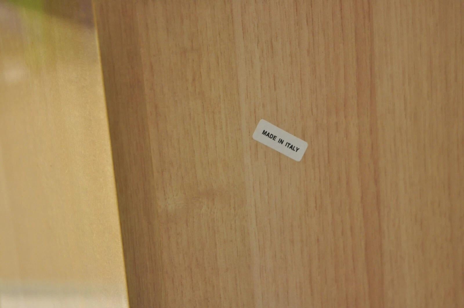 Paire de tables de nuit italiennes modernes en bois blond laqué de Giorgio Collection en vente 3