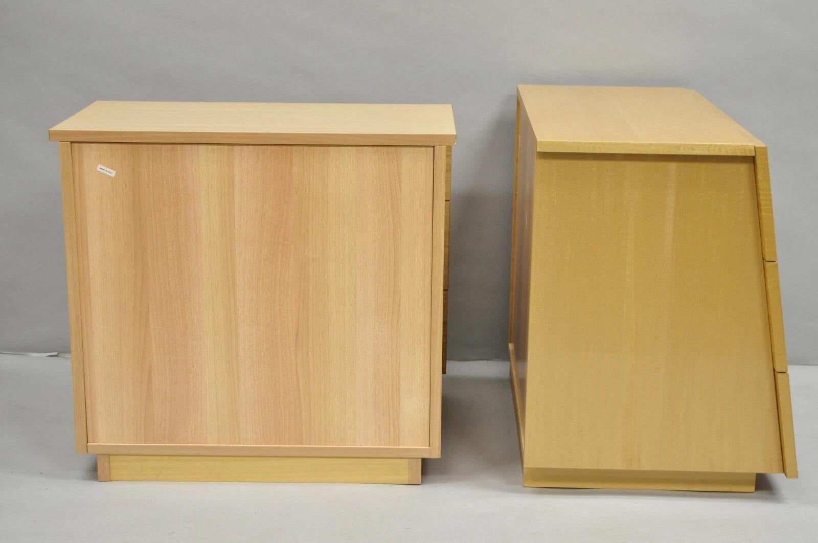 Paire de tables de nuit italiennes modernes en bois blond laqué de Giorgio Collection en vente 5