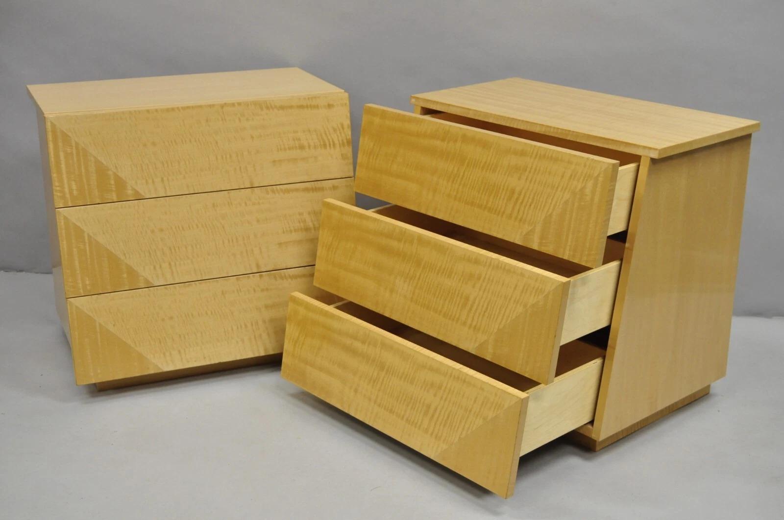 Paire de tables de nuit angulaires en bois d'érable blond laqué moderne italien avec trois tiroirs par Giorgio Collectional. Circa Late 20th Century. Dimensions : 24