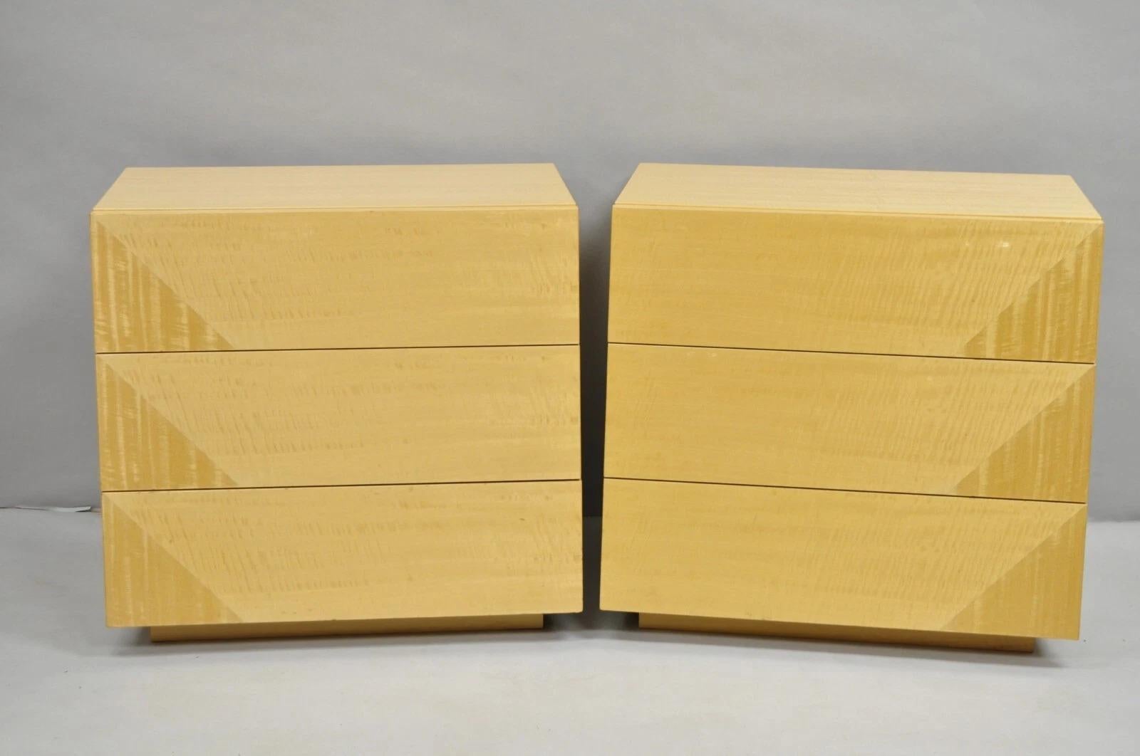 Moderne Paire de tables de nuit italiennes modernes en bois blond laqué de Giorgio Collection en vente