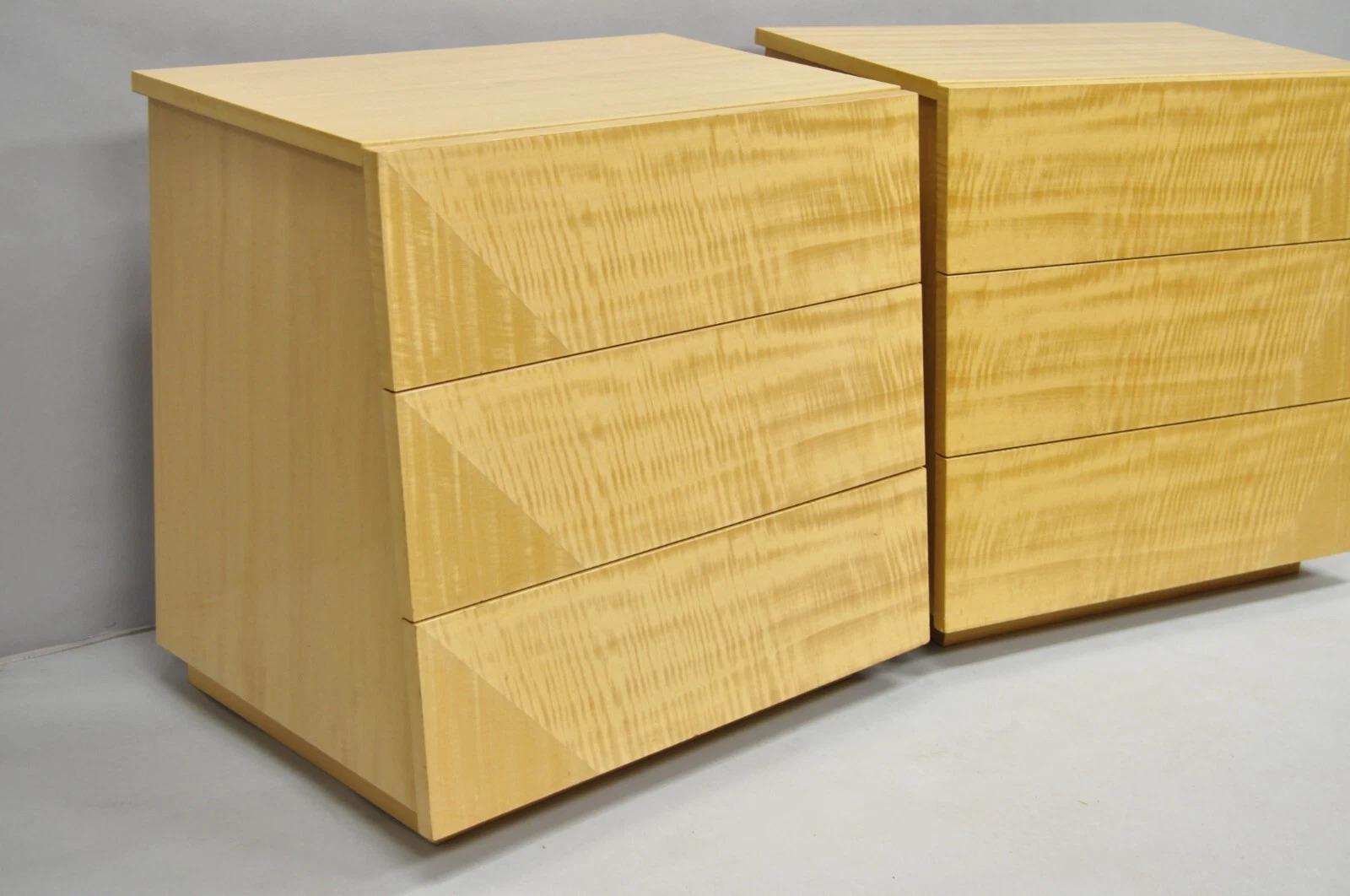Inconnu Paire de tables de nuit italiennes modernes en bois blond laqué de Giorgio Collection en vente