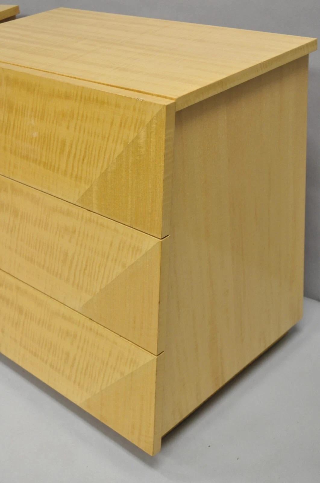 20ième siècle Paire de tables de nuit italiennes modernes en bois blond laqué de Giorgio Collection en vente