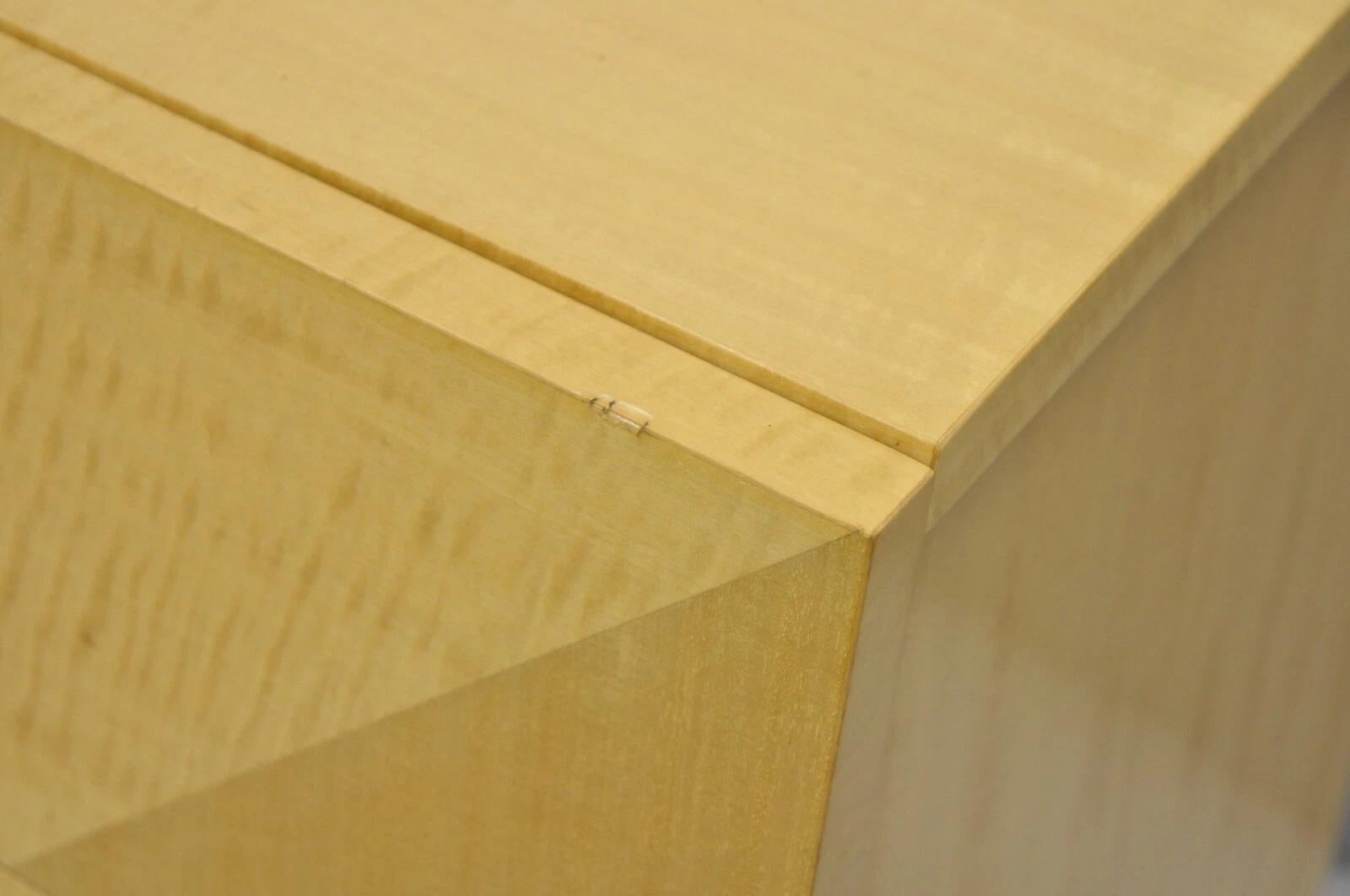 Paire de tables de nuit italiennes modernes en bois blond laqué de Giorgio Collection en vente 1