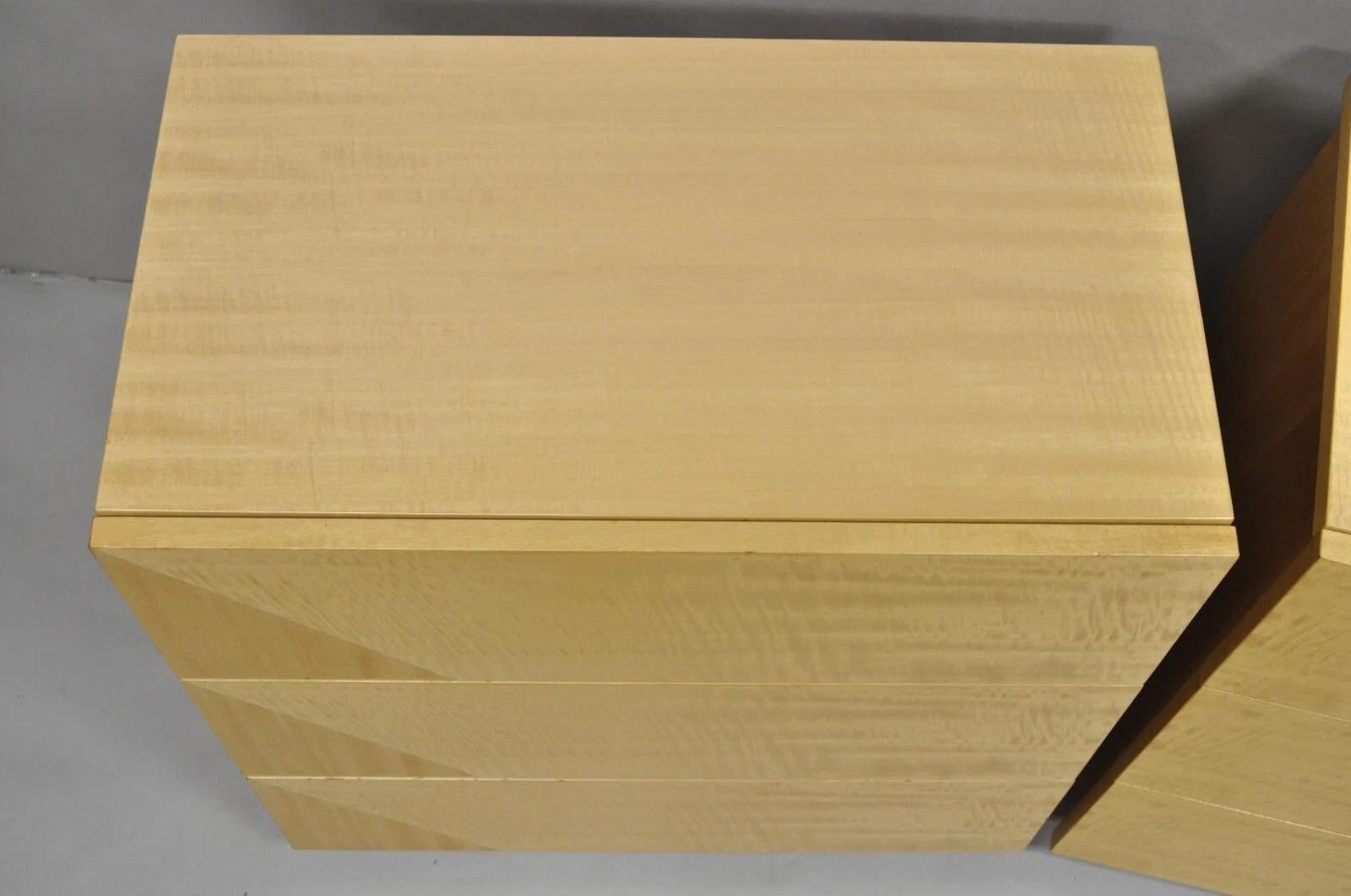 Paire de tables de nuit italiennes modernes en bois blond laqué de Giorgio Collection en vente 2