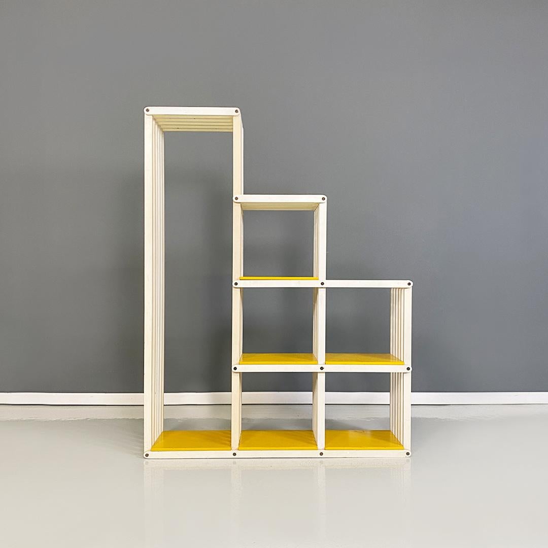 Italian modern lacquered wood folding bookcase by Pool Shop, 1980s
Folding bookcase with structure in white painted wooden slats in the shape of a ladder, which can be closed on itself and equipped with six yellow shelves, also in painted wood.