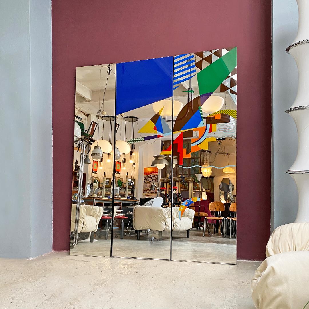 Grand miroir décoratif moderne italien avec motif abstrait multicolore, années 1980
Grand miroir décoratif en trois parties, composé de trois portes imbriquées avec un design abstrait multicolore. Également disponible dans un cadre blanc crème, non