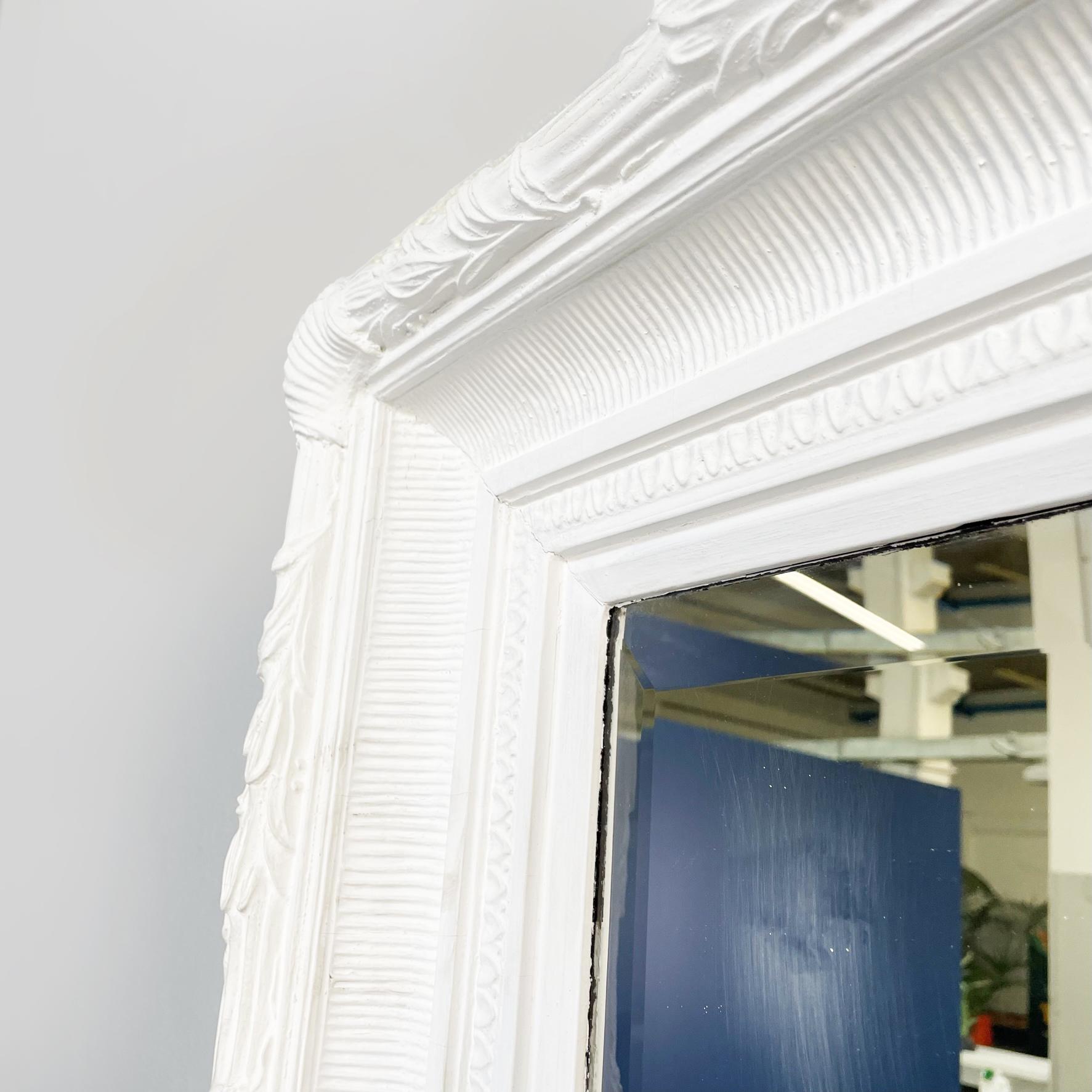 Italienischer moderner großer rechteckiger Spiegel mit weißem Holzrahmen, 1990er Jahre im Zustand „Gut“ im Angebot in MIlano, IT