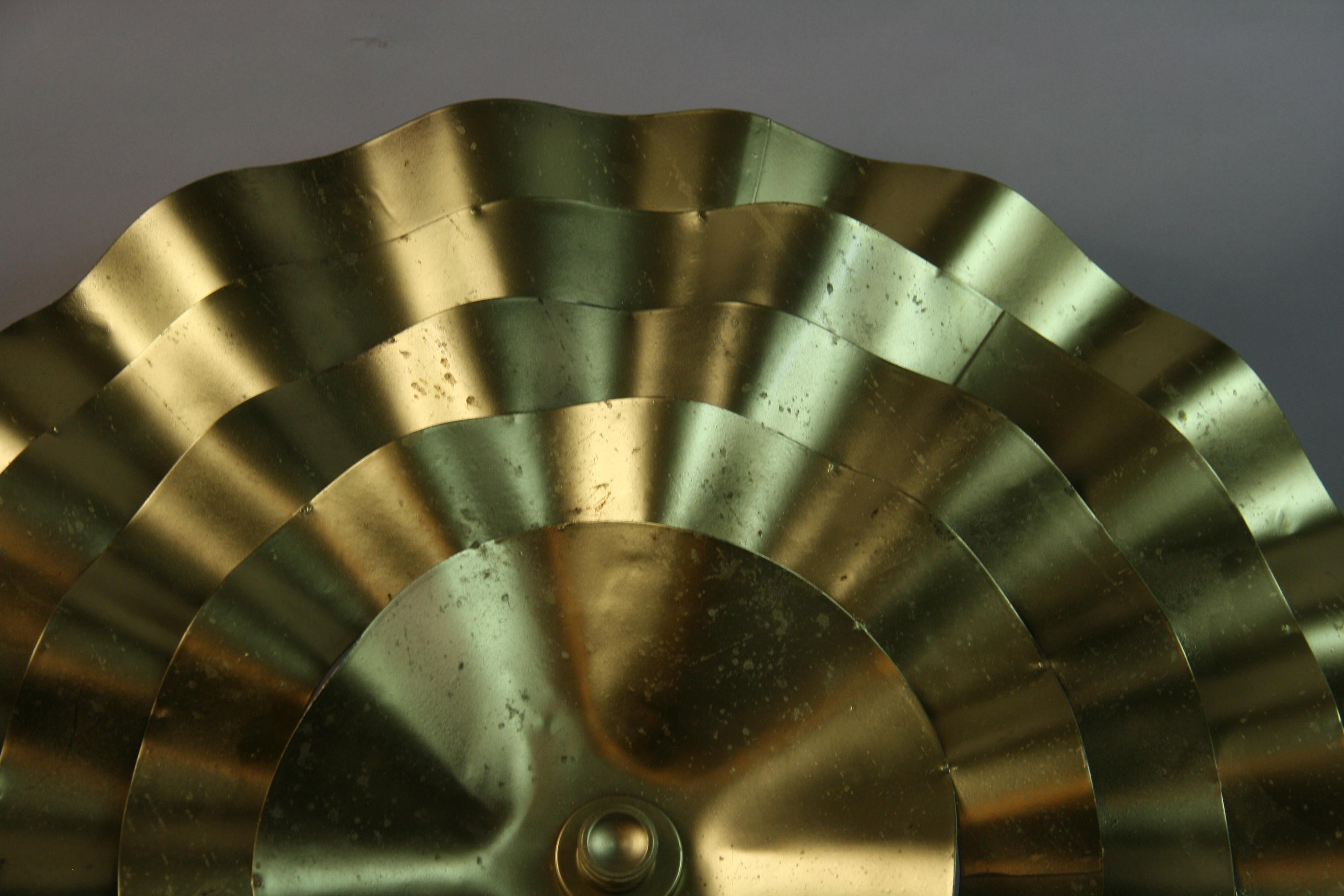 Moderno italiano  Grande plafoniera semi-increspata in metallo dorato degli anni '60 in vendita 1