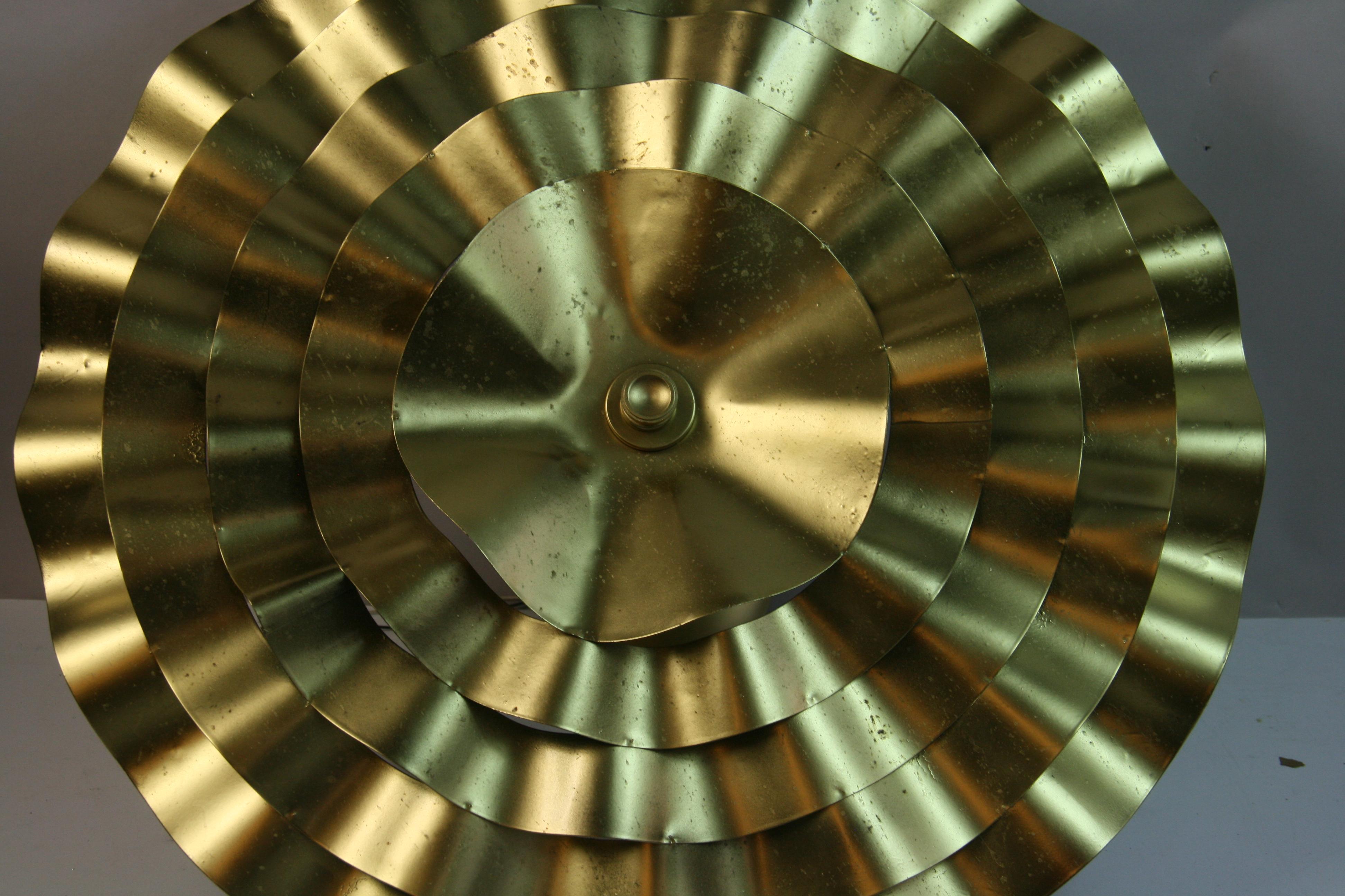 Moderno italiano  Grande plafoniera semi-increspata in metallo dorato degli anni '60 in vendita 2