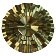 Moderno italiano  Gran Lámpara de Techo Semiesférica de Metal Dorado Ondulado Años 60