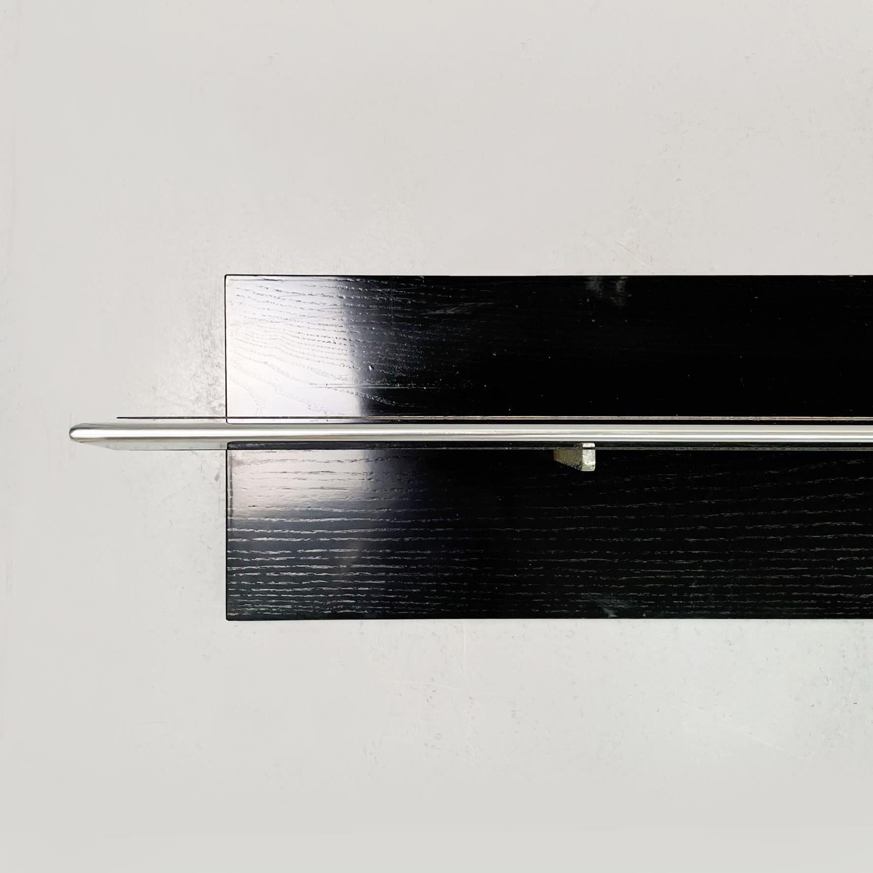 Italienische Moderne Großes Regal aus schwarzem Holz und Stahl, 1980er Jahre
Großes Regal mit rechteckiger Platte aus schwarz lackiertem Holz und Stahl. Das Regal hat eine vertikale Achse, auf der die 3 Stahlstützen angebracht