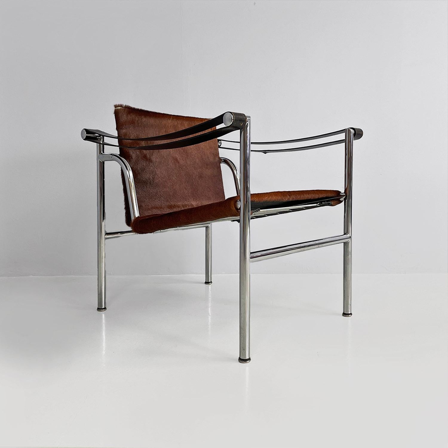Kleiner Sessel, Modell LC1, mit Gestell aus verchromten Metallstäben, mit kippbarer Rückenlehne und mit braunem Ponyhaar bezogenem Sitz, mit Armlehnen aus zwei durchgehenden Streifen aus schwarzem Leder.
1928 von Le Corbusier, Pierre Jeanneret und