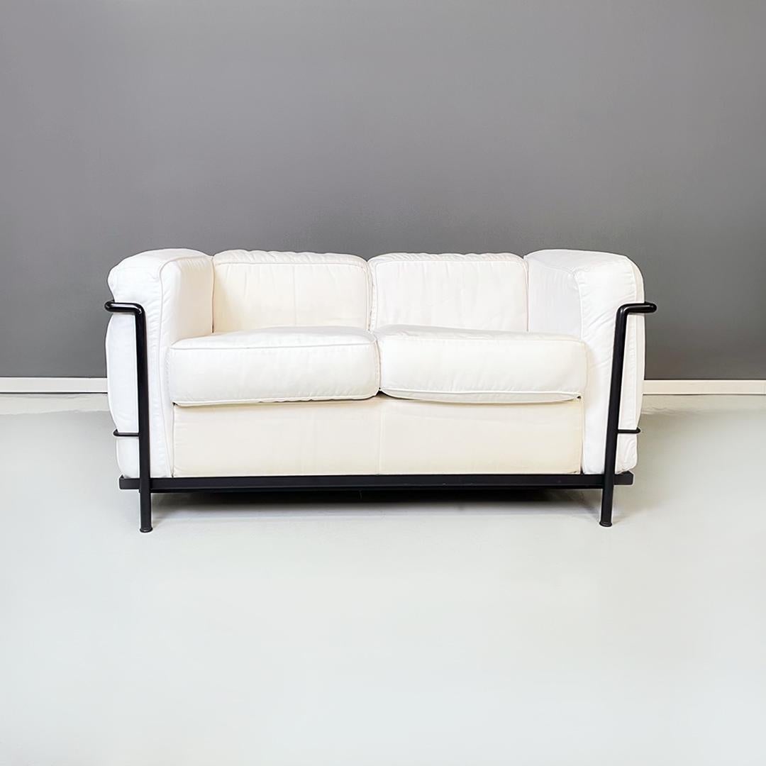 Zweisitzer-Sofa Lc2, mit schwarzem, satiniertem Rohrgestell und komplett abnehmbarem Bezug aus weißem Baumwollstoff.
Entworfen von Le Corbusier, Jeanneret und Perriand für Cassina um 1980.
Auf dem Metall geprägte Signatur mit Seriennummer.
Guter