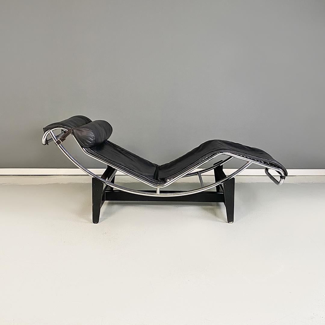 Moderne italienische Chaiselongue LC4 aus schwarzem Leder und Metall von Le Corbusier, Jeanneret und Perriand für Cassina, 1970er Jahre.
LC4 Sessel oder Chaiselongue, mit schwarzer Metallstruktur, die die geschwungene Sitzfläche trägt, bestehend