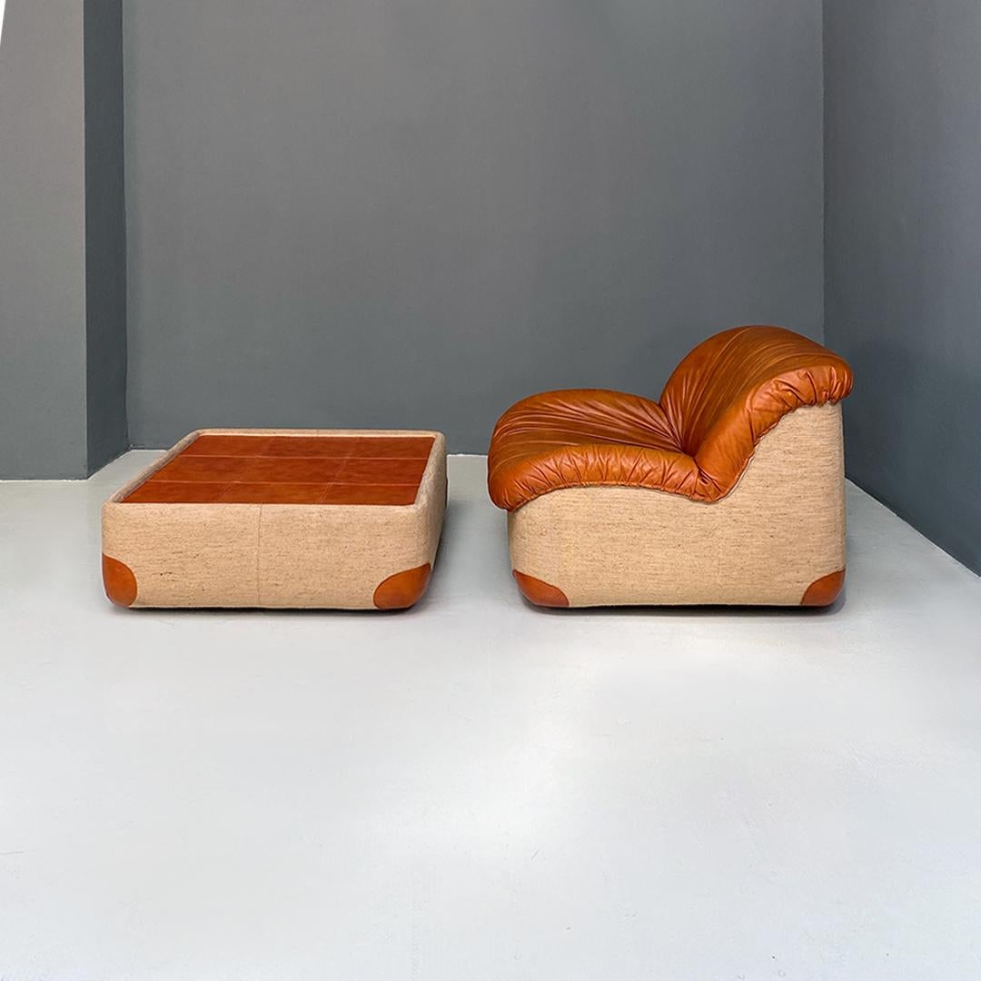 Italian modern cognac leather and sand colored fabric lounge with armchairs and coffee table, 1970s
Pair of padded armchairs, removable and covered in brown leather on the seat and in sand-colored fabric on the sides, with patches on the corners,