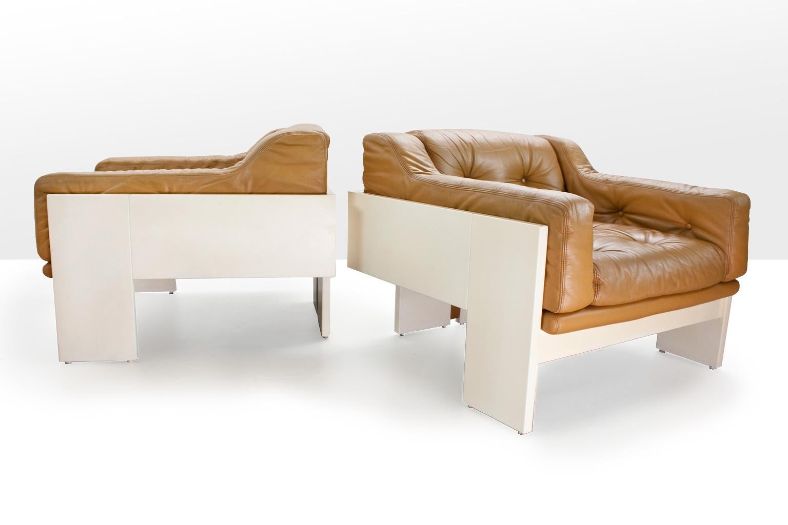 Mid-Century Modern cognac colored leather lounge chairs model 'Oriolo' by Claudio Salocchi for Sormani, Italy, 1963. 

The items are well conditioned, the comfortable original patinated cognac leather is well preserved. The 'T-shaped wooden frame'
