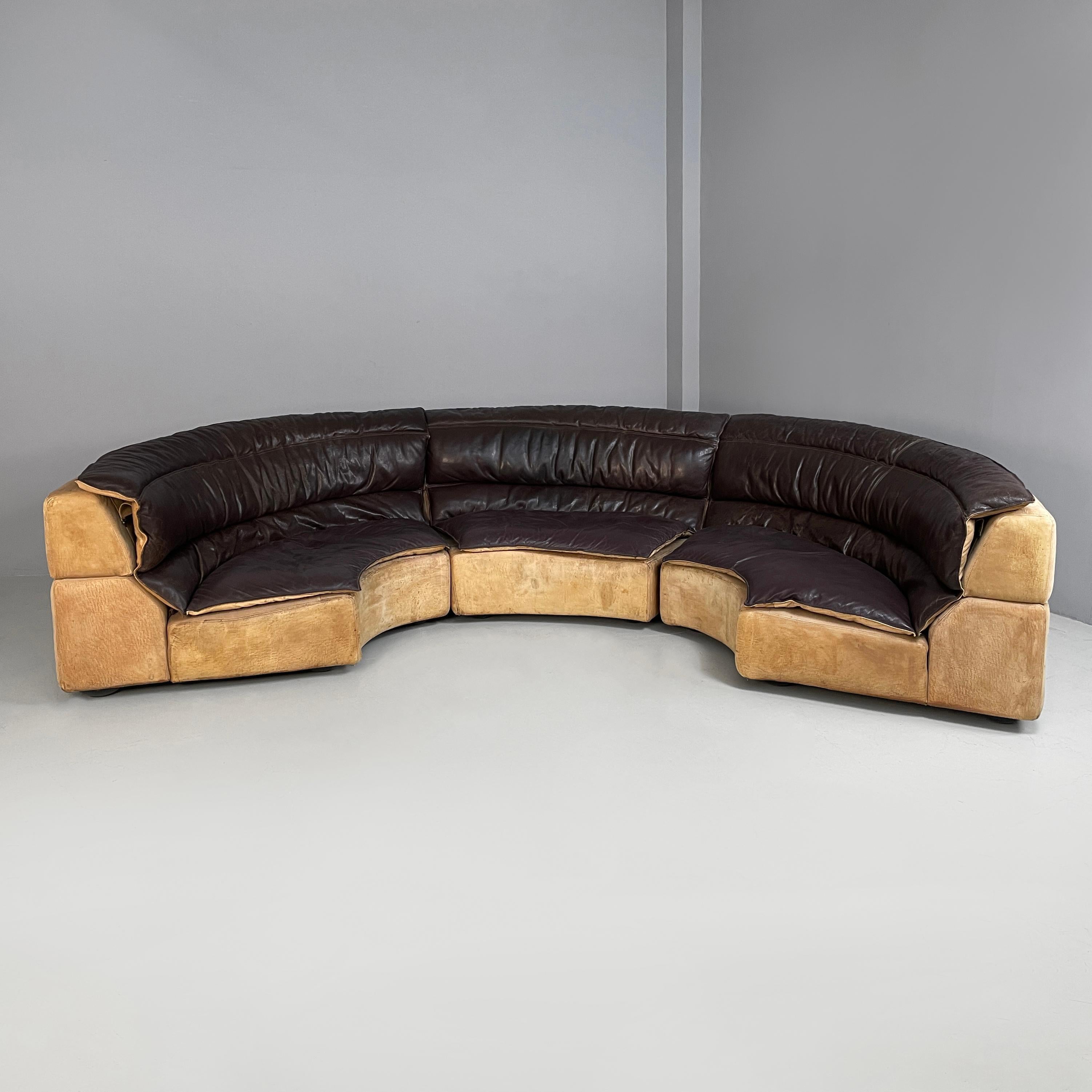 Canapé modulaire italien moderne en cuir brun Bogo par Carlo Bartoli pour Rossi di Albizzate, 1970
Canapé modulable modèle Bogo en cuir marron et beige. Le canapé est composé de trois modules aux formes arrondies : un d'angle et deux avec