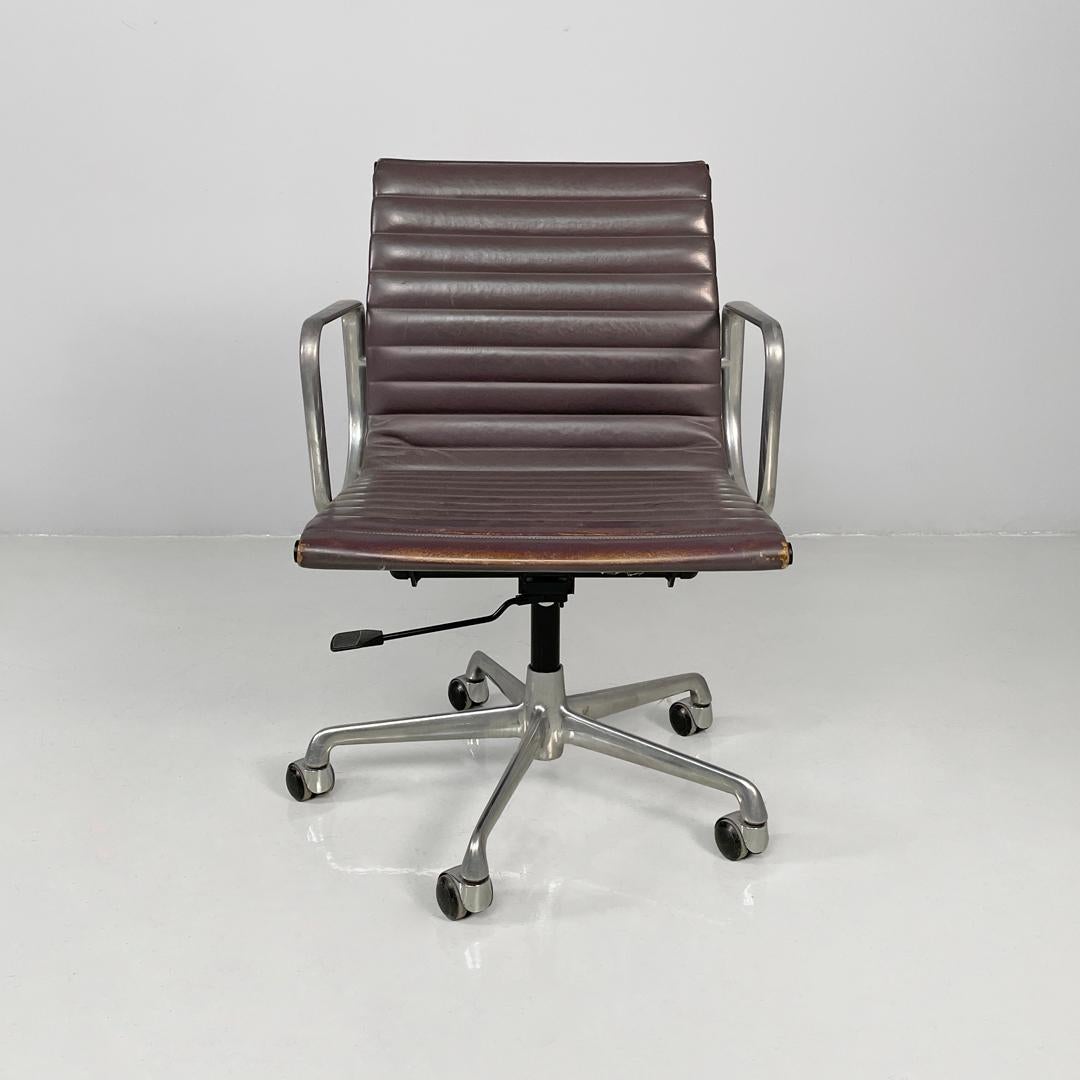Italian modern leather office chair by Charles and Ray Eames for ICF, 1970s For Sale 4