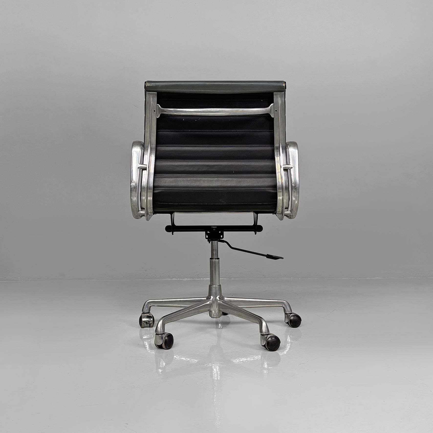 Moderner italienischer Bürostuhl aus Leder von Charles and Ray Eames für ICF, 1970er Jahre im Angebot 5