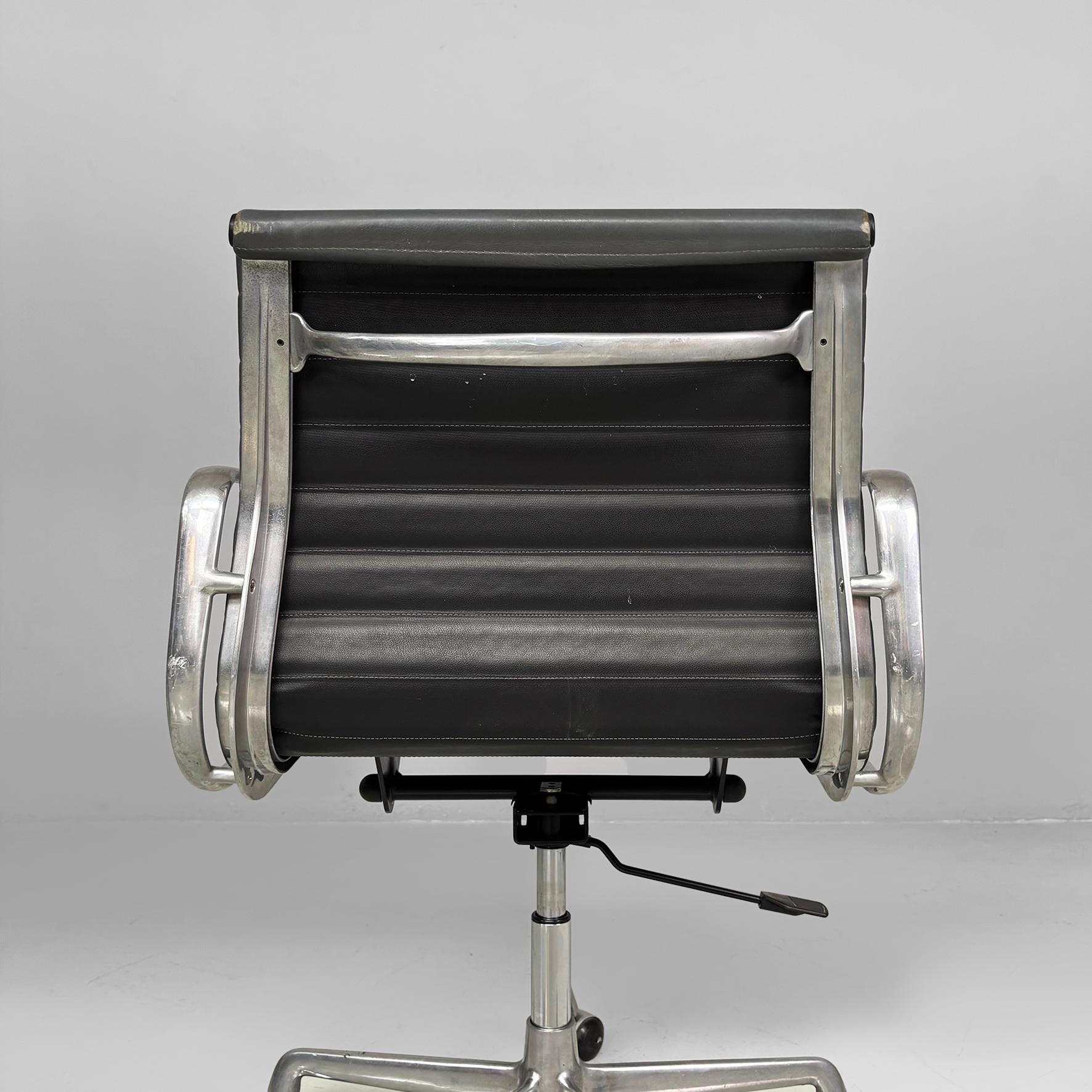 Moderner italienischer Bürostuhl aus Leder von Charles and Ray Eames für ICF, 1970er Jahre im Angebot 7
