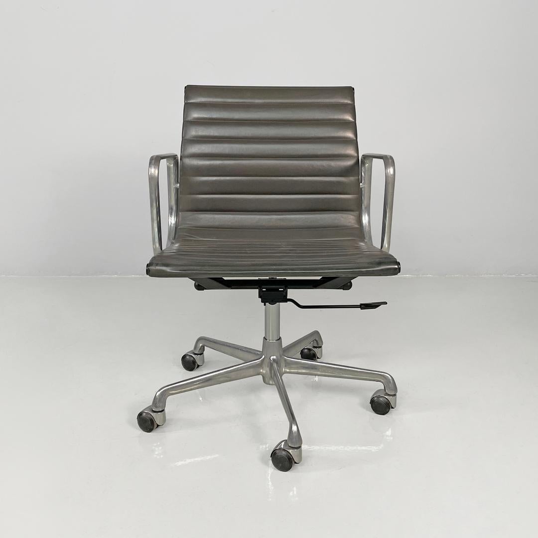 Italian modern leather office chair by Charles and Ray Eames for ICF, 1970s im Angebot 6