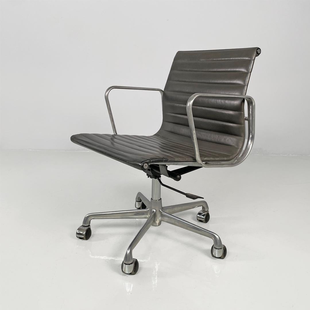 Italian modern leather office chair by Charles and Ray Eames for ICF, 1970s im Angebot 8