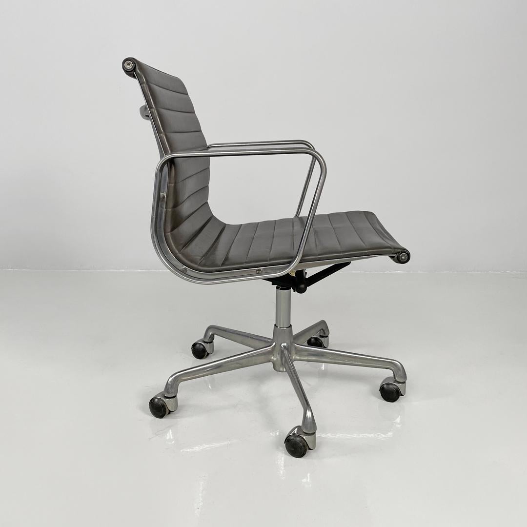 Italian modern leather office chair by Charles and Ray Eames for ICF, 1970s im Angebot 9