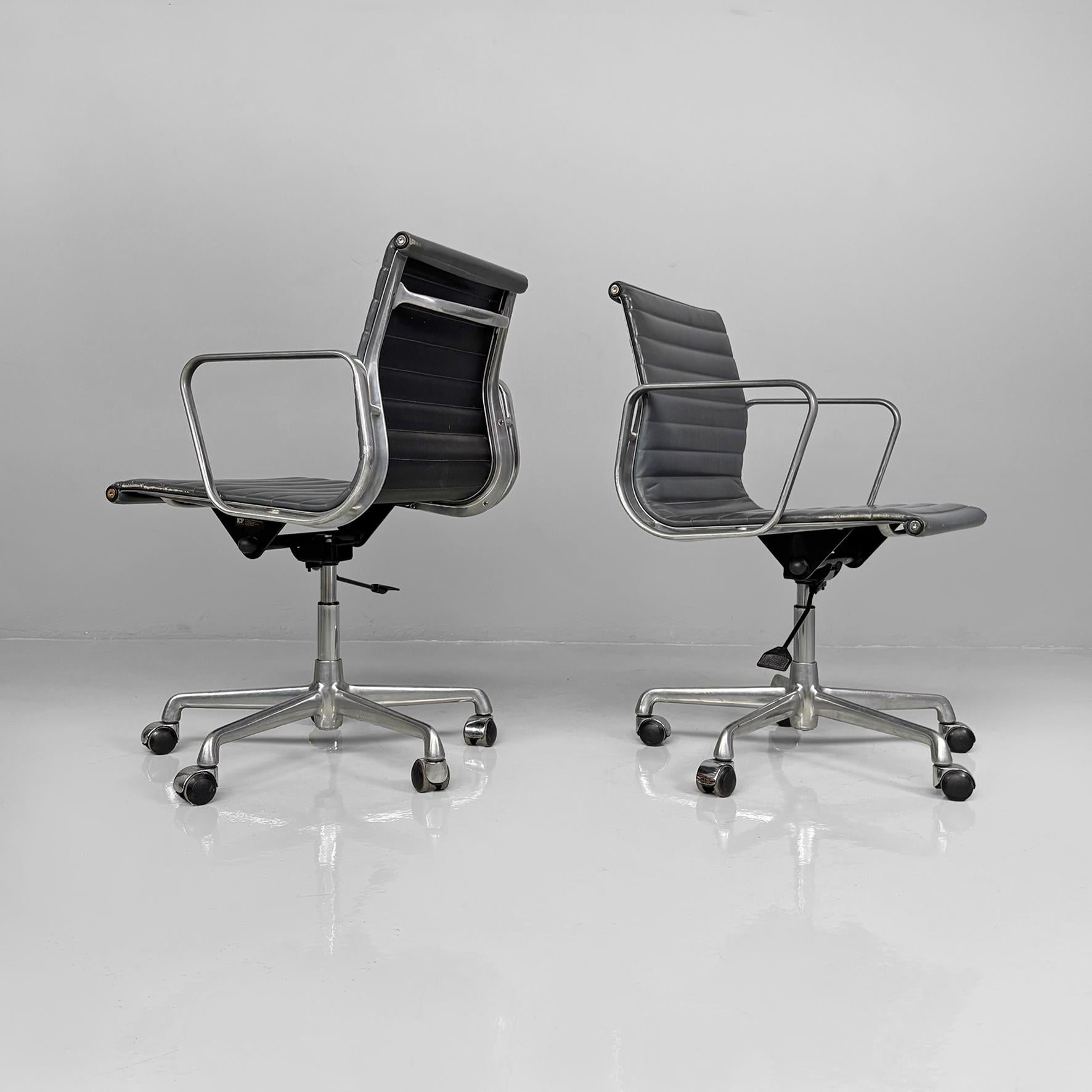 Moderne italienische Bürost�ühle aus dunkelgrauem Leder von Charles und Ray Eames für ICF, 1970er Jahre
Bürostühle, Modell EA108, auf Rollen. Der Sitz und die Rückenlehne sind mit dunkelgrauem Leder mit horizontalen Nähten gepolstert. Das Gestell