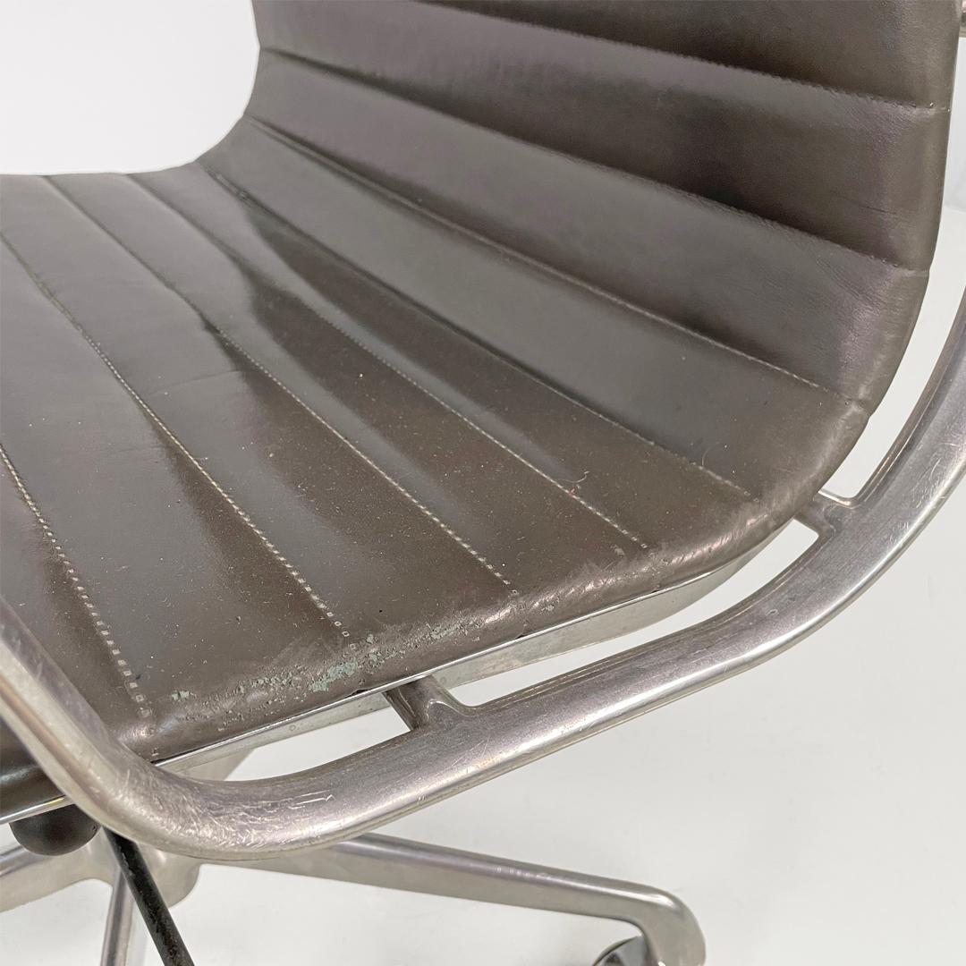 Italian modern leather office chair by Charles and Ray Eames for ICF, 1970s (Moderne) im Angebot