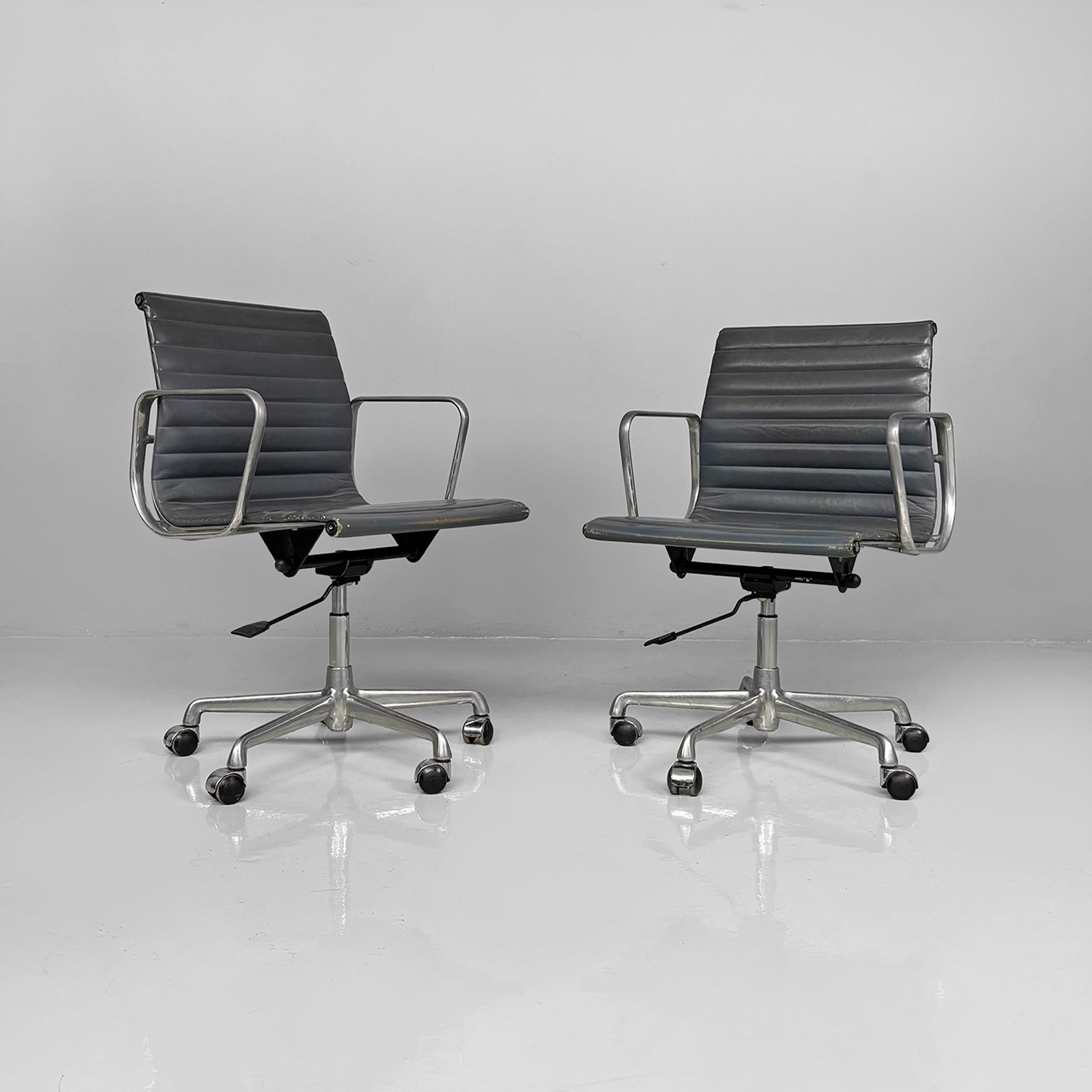 Moderner italienischer Bürostuhl aus Leder von Charles and Ray Eames für ICF, 1970er Jahre (Italienisch) im Angebot